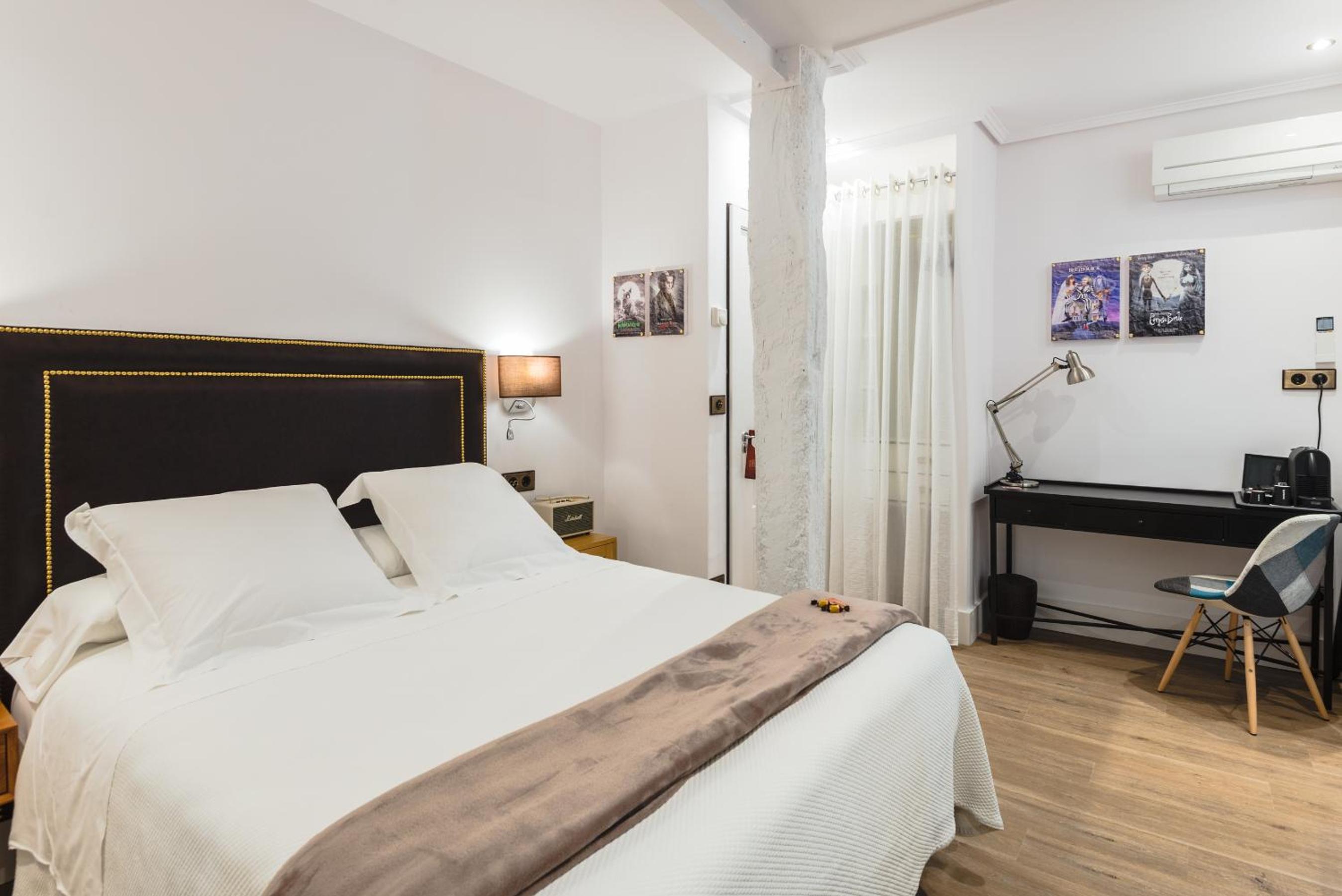 Standard Double or Twin Room - Photo 11