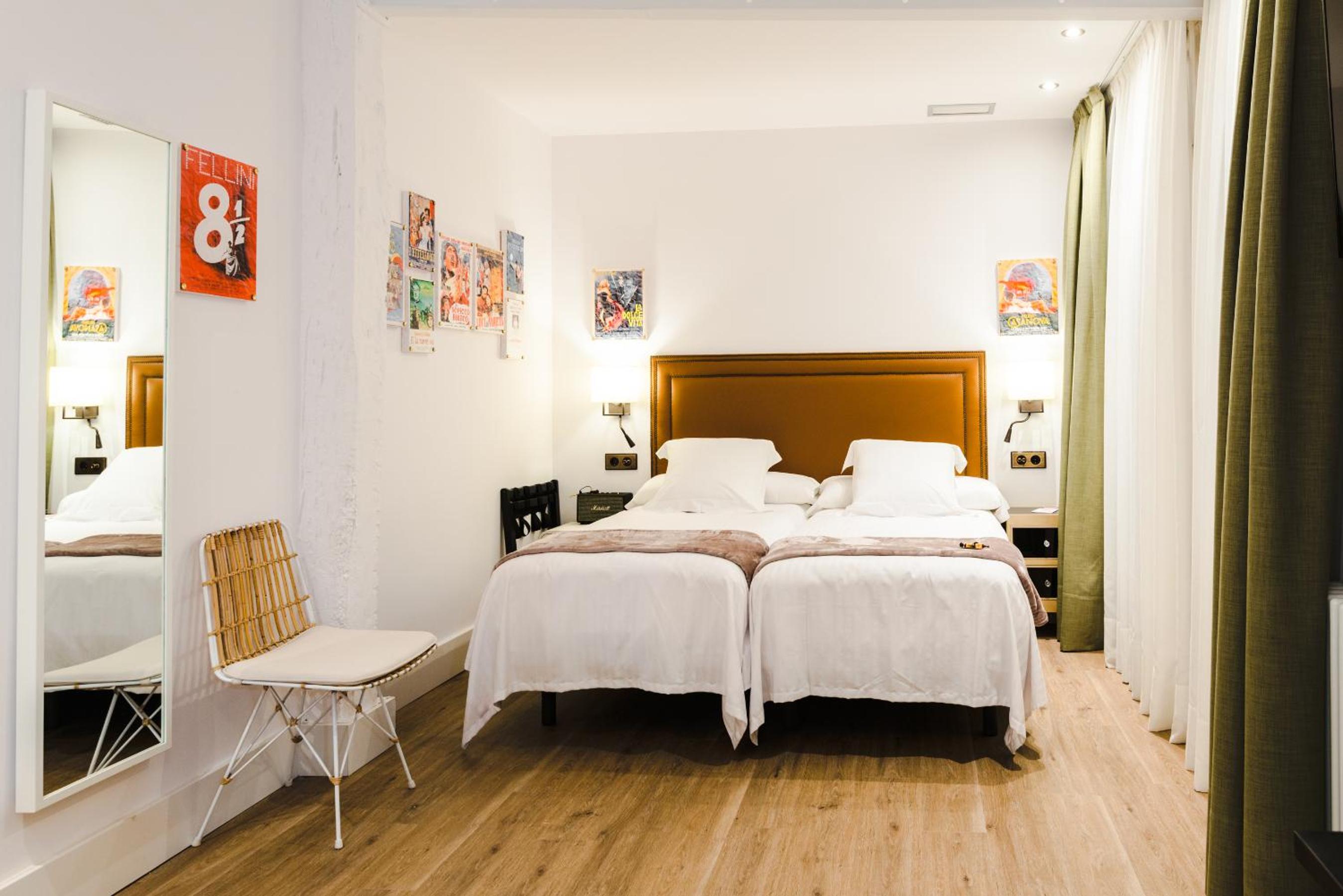 Standard Double or Twin Room - Photo 8