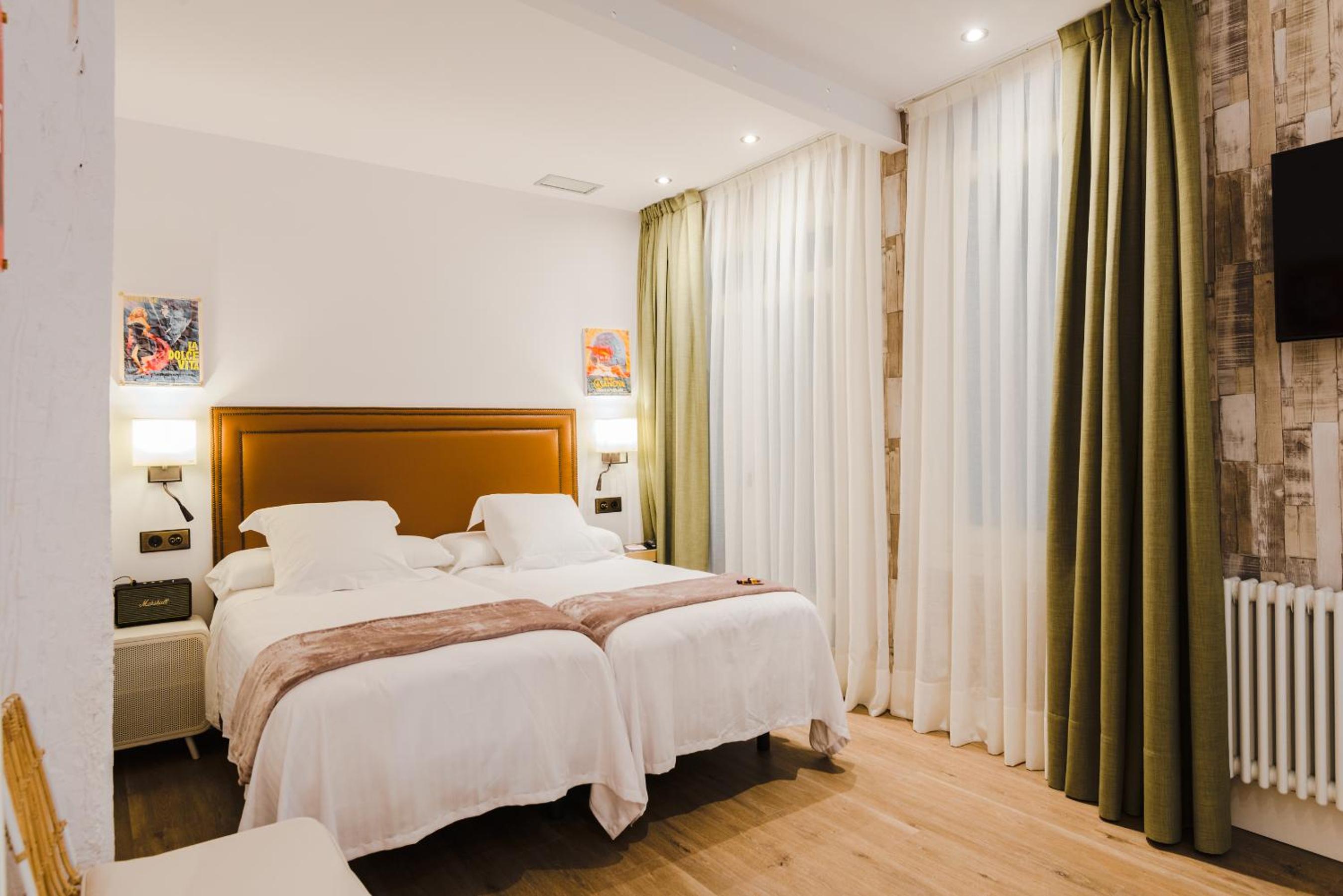 Standard Double or Twin Room - Photo 9
