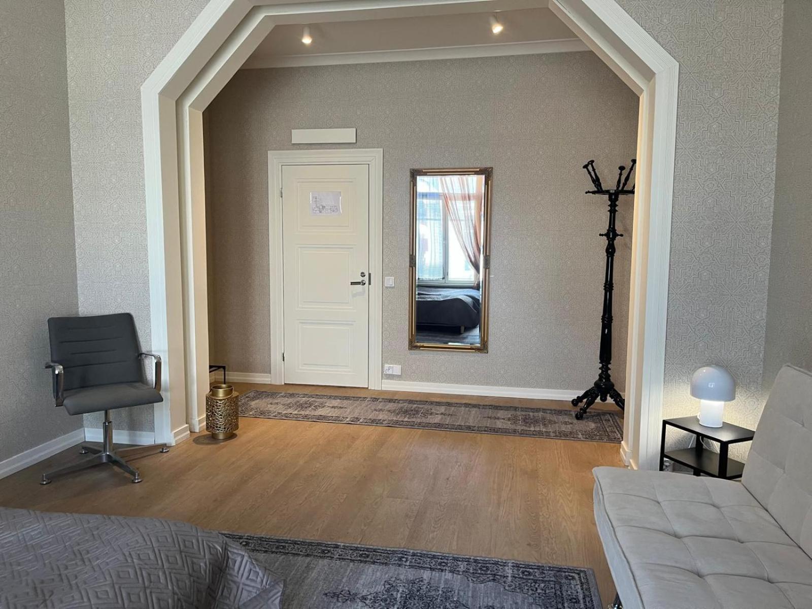Family Room with Shared Bathroom photo 3