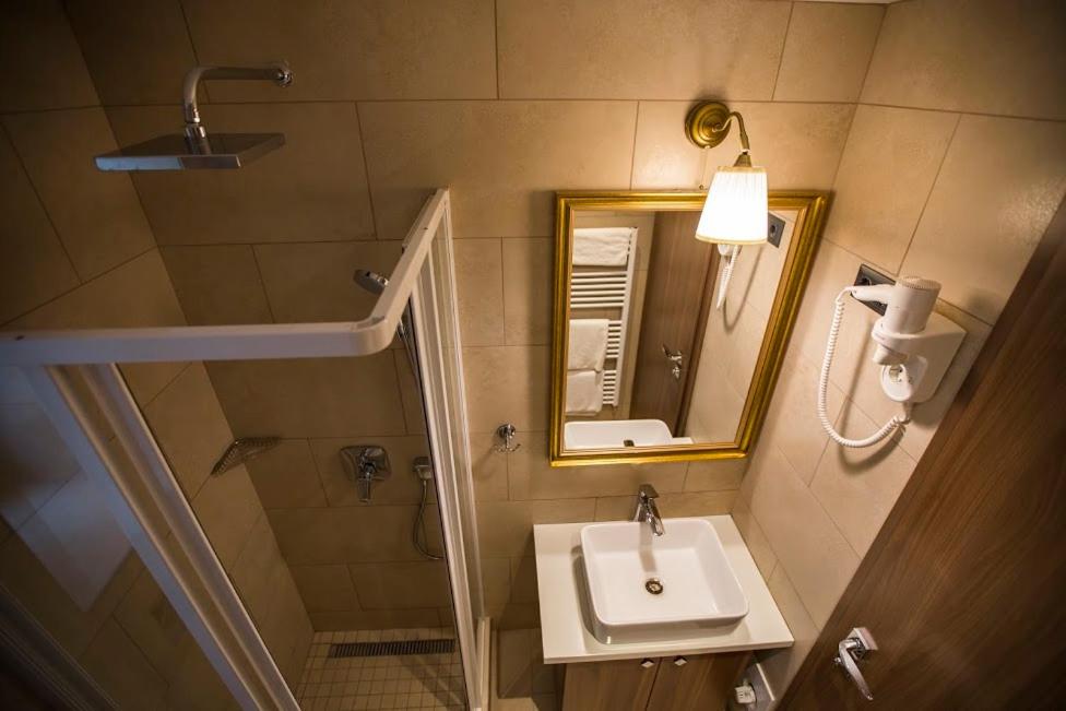 Double Room - Photo 9