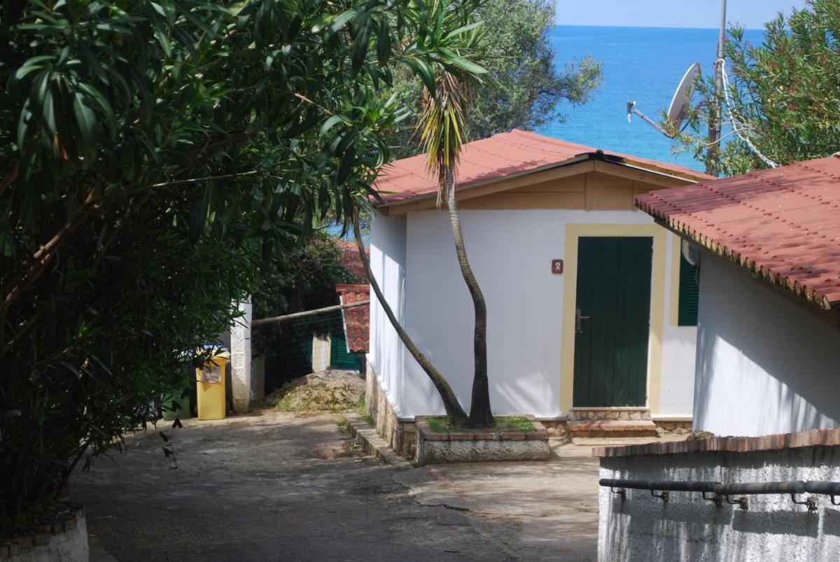 Bungalow - Beach Front (2 Adults + 2 Children) photo 3