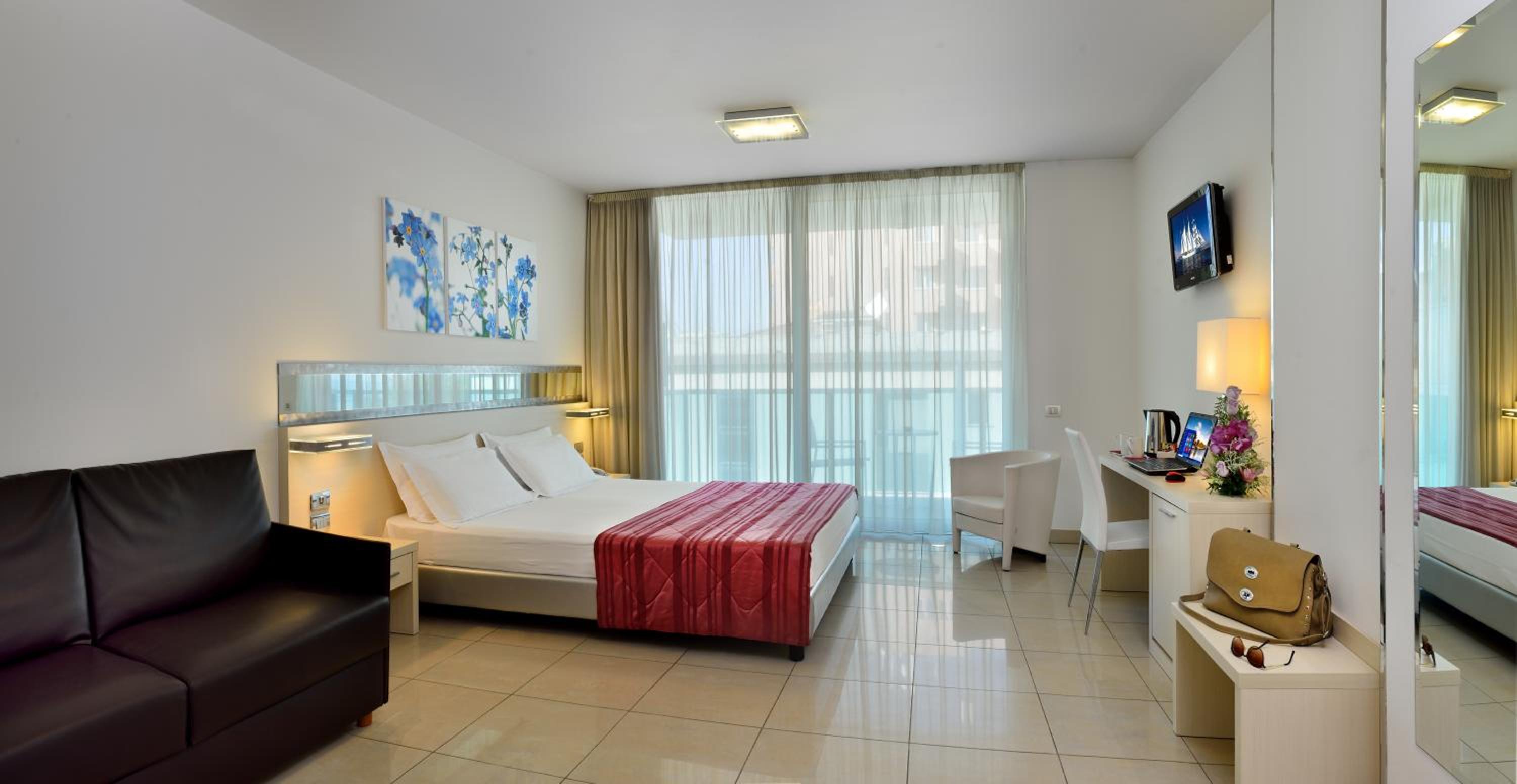 Superior Double Room with Sofa Bed and Balcony with Side Sea View - Photo 4