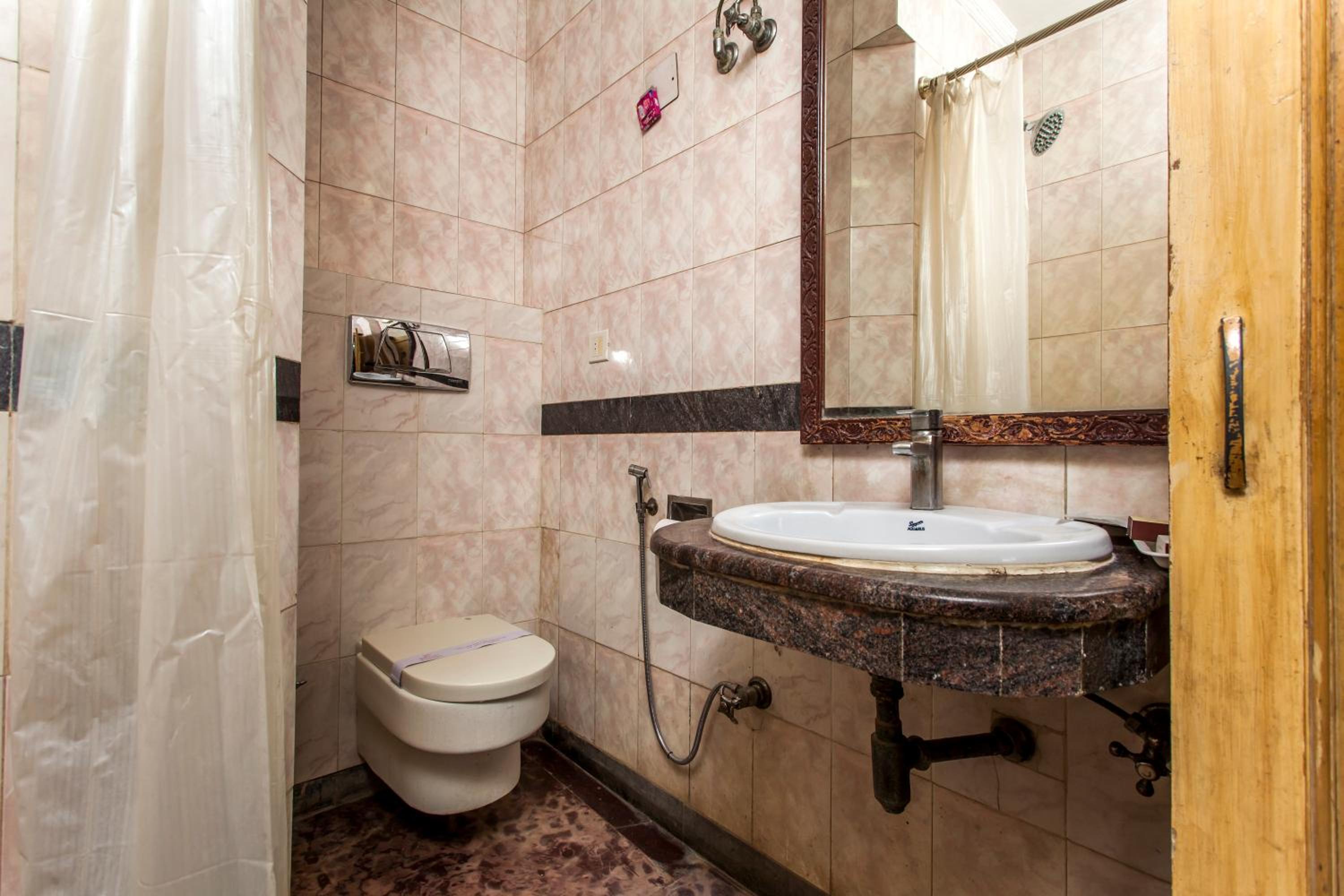 Deluxe Room - Photo 11