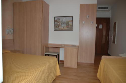 Triple Room with Balcony - Photo 4