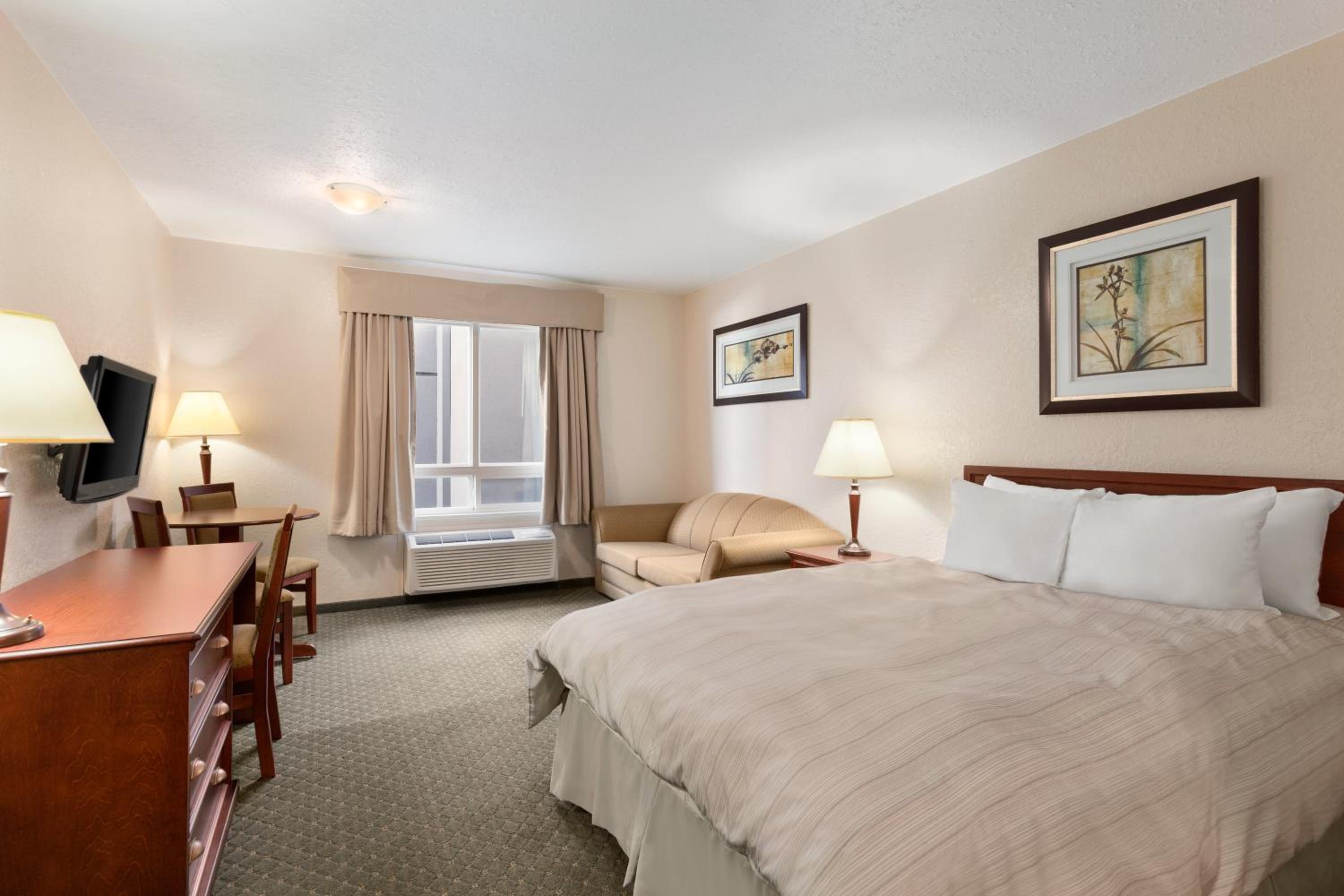 1 Queen Bed, Mobility Accessible Room, Non-Smoking - Photo 1