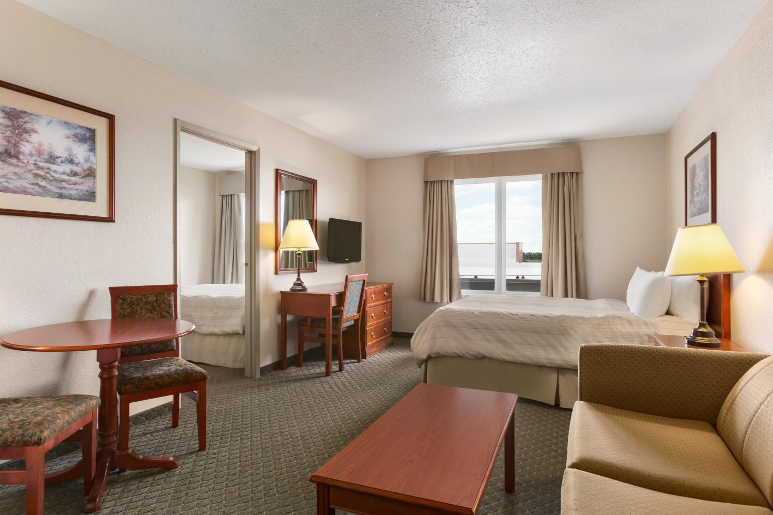 1 Queen Bed, Mobility Accessible Room, Non-Smoking - Photo 2