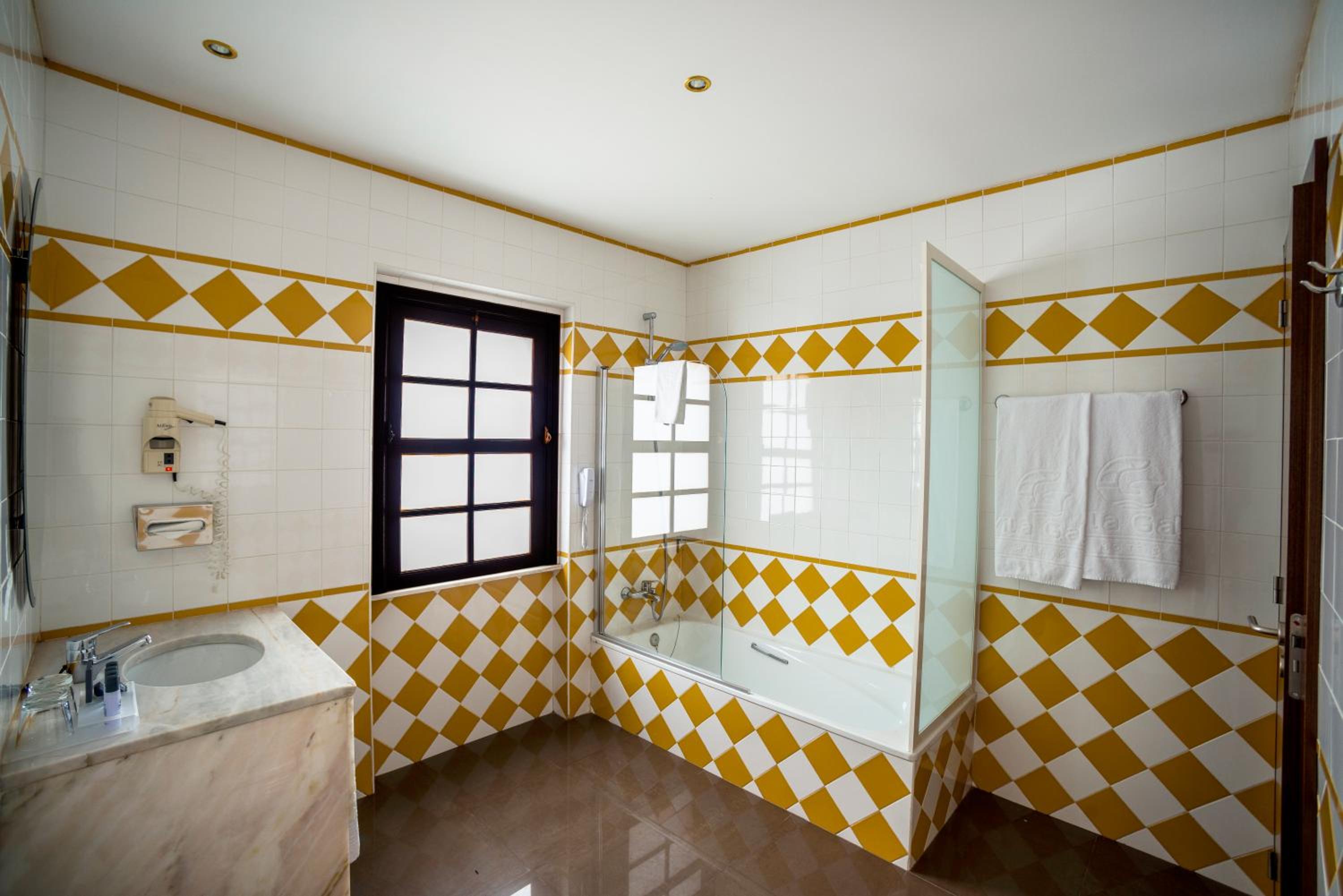 Family Suite (2 Adults + 2 Children)