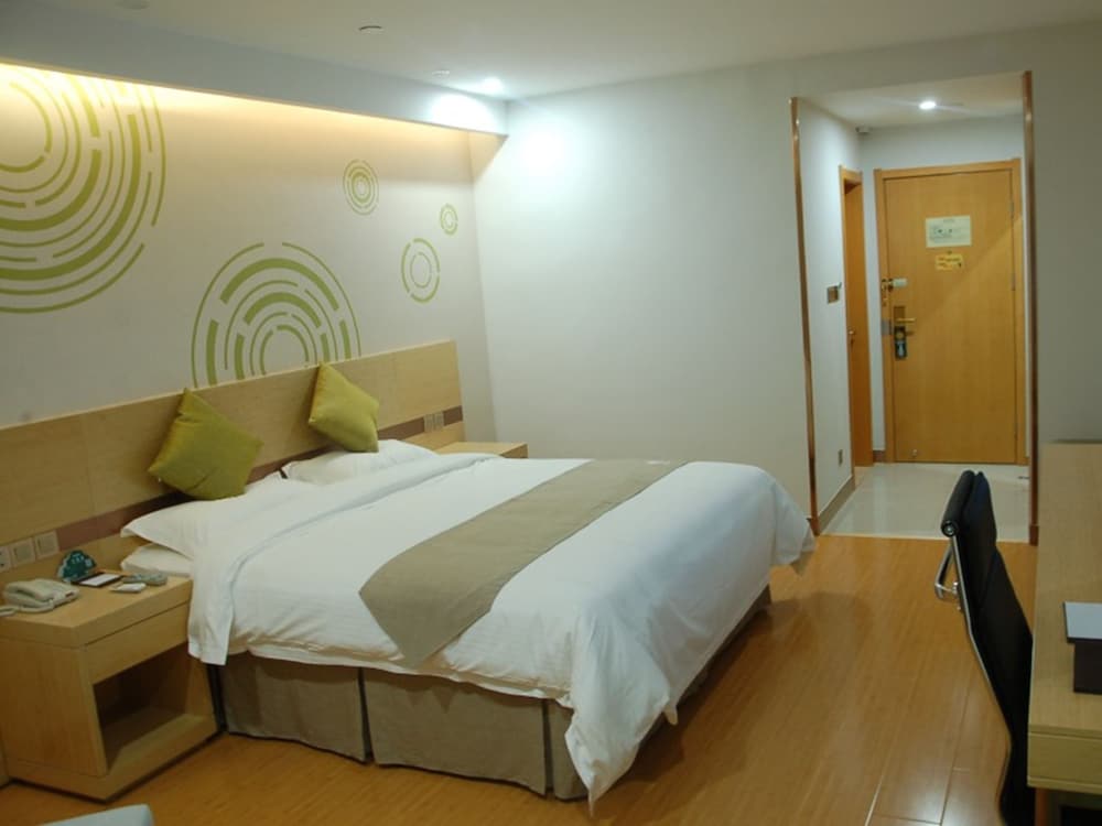 Queen Room, 1.8m bed with window photo 1
