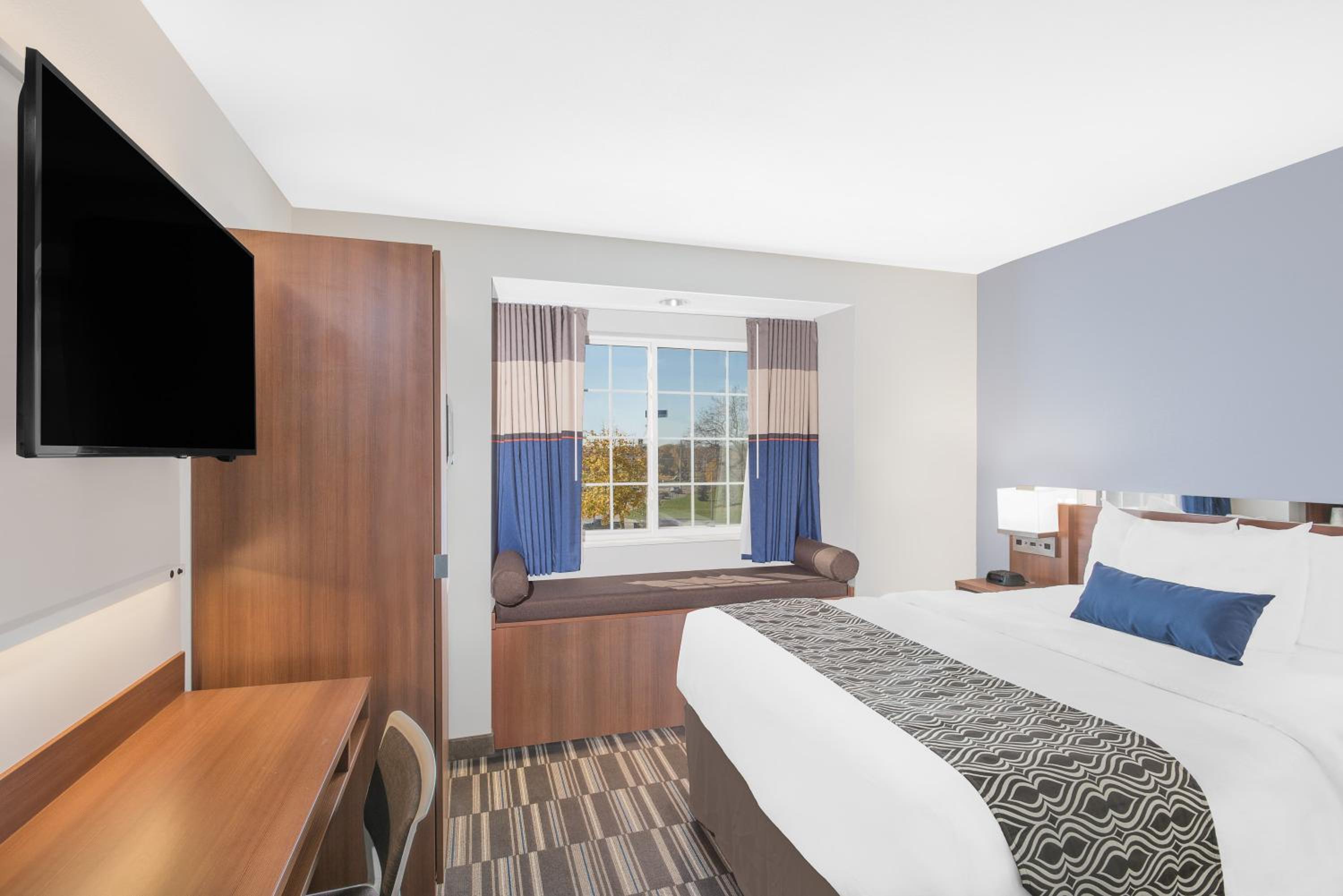 One Queen Bed - Disability Accessible/Non-Smoking photo 2