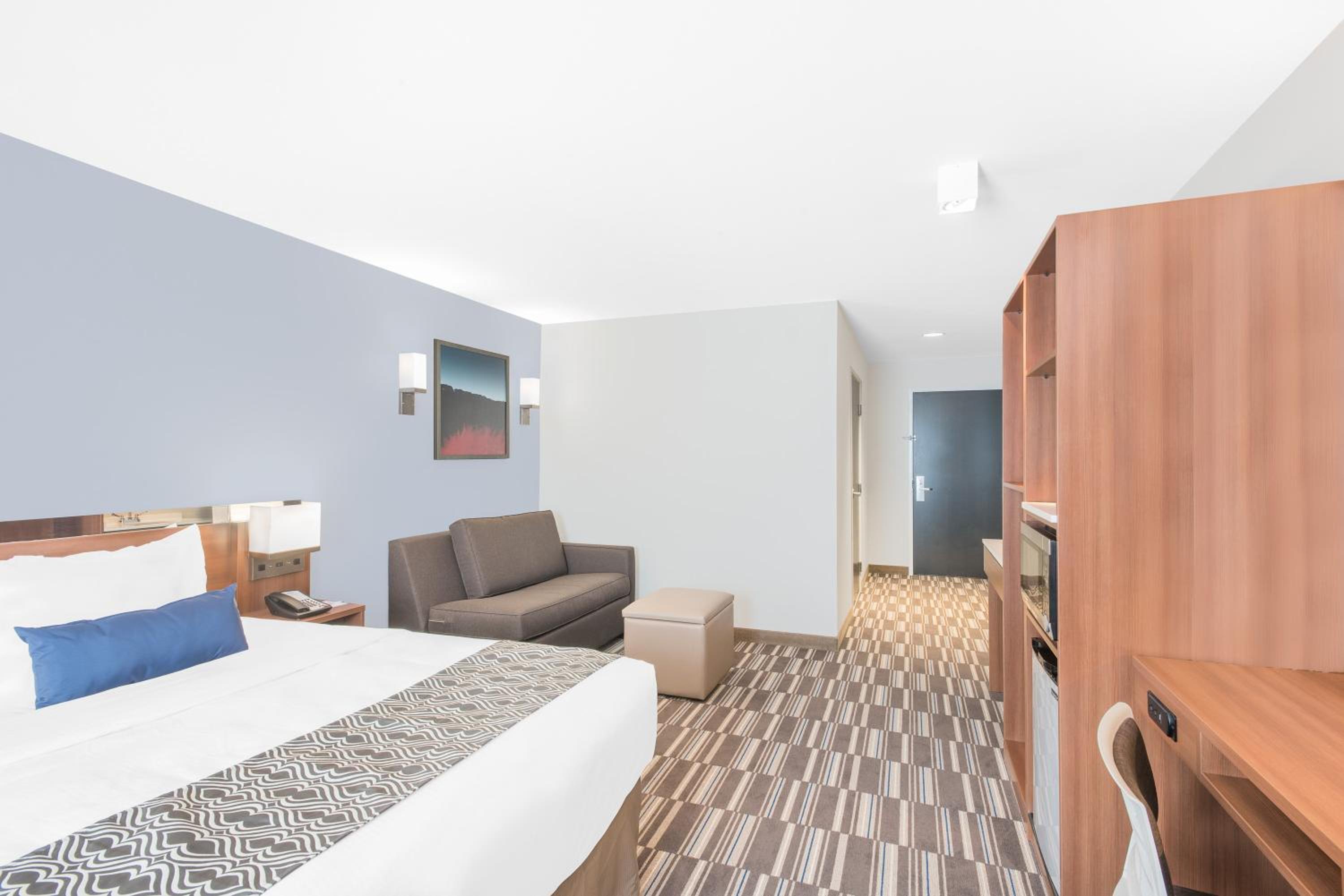 Queen Studio Suite - Mobility Access/Non-Smoking photo 2