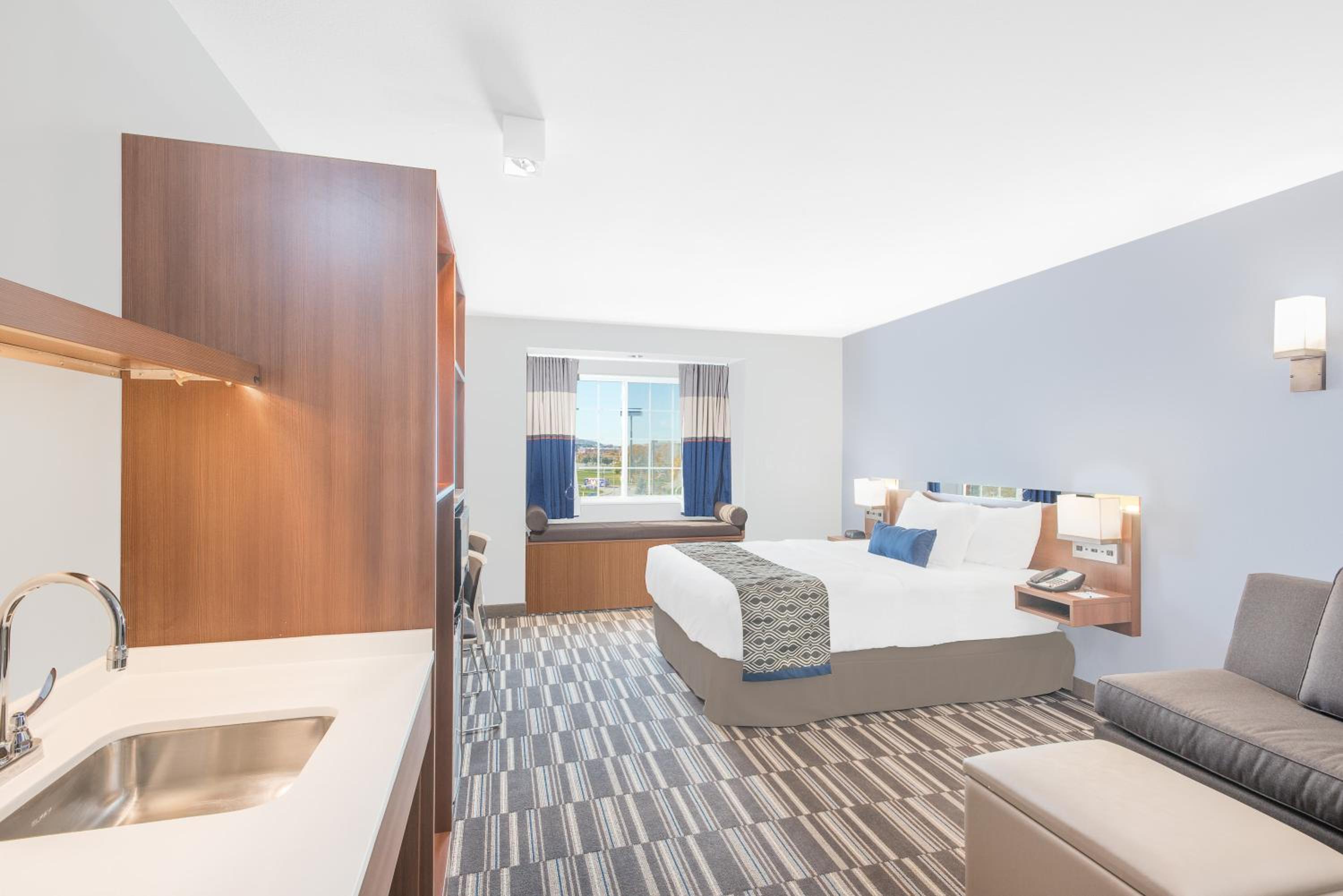 Queen Studio Suite - Mobility Access/Non-Smoking photo 1
