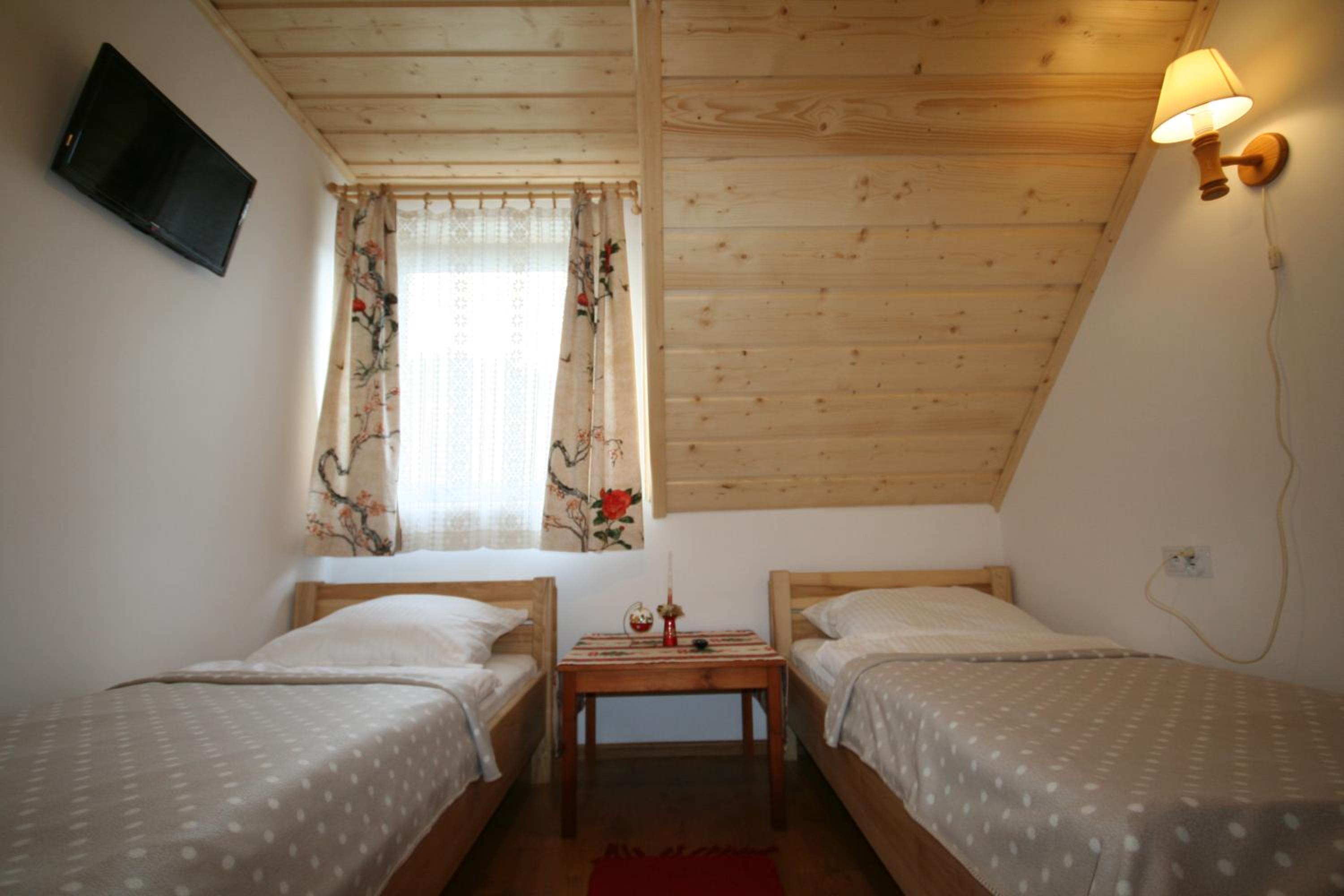 Standard Twin Room with Mountain View