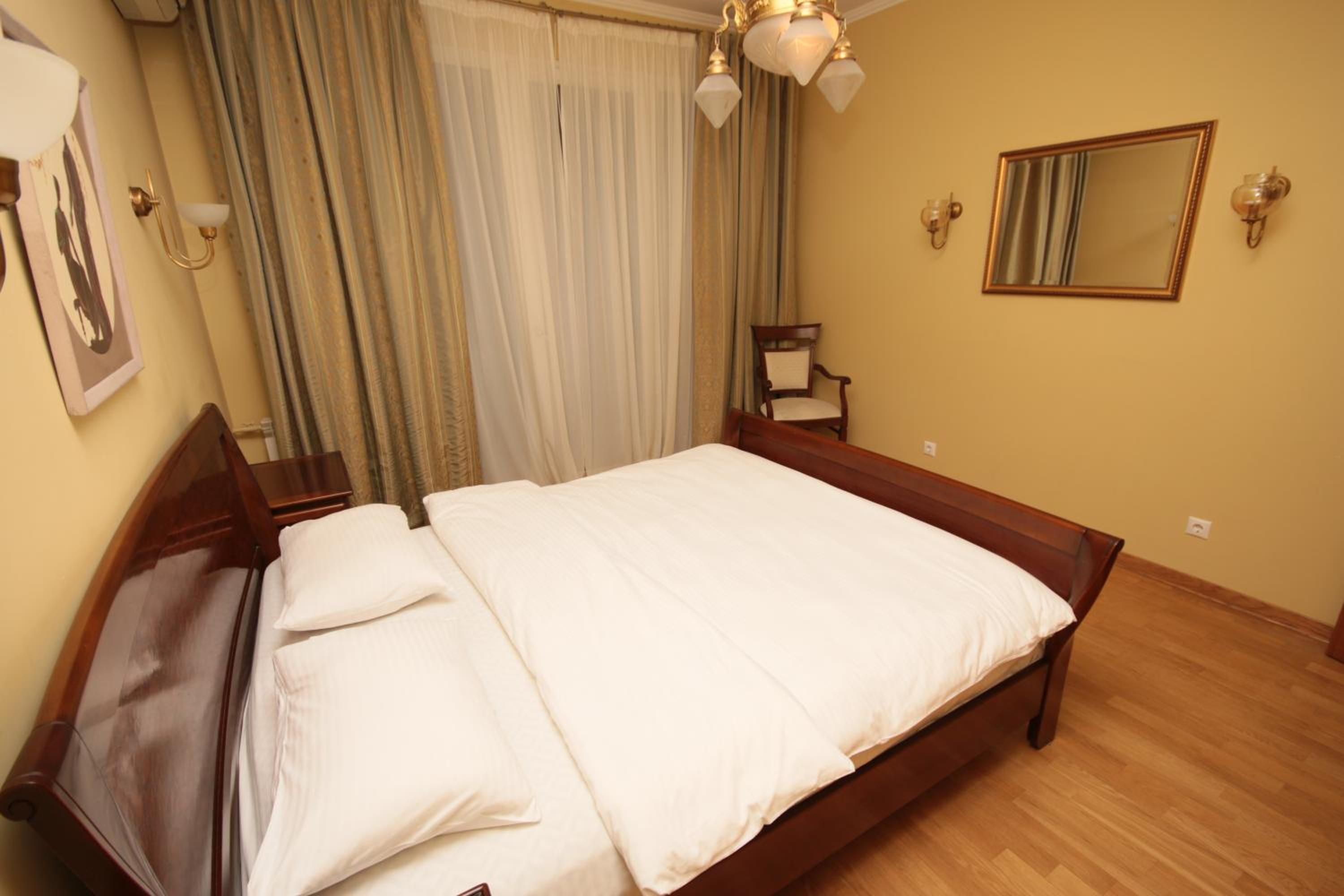 Deluxe One-Bedroom Apartment - Prorizna Street 10
