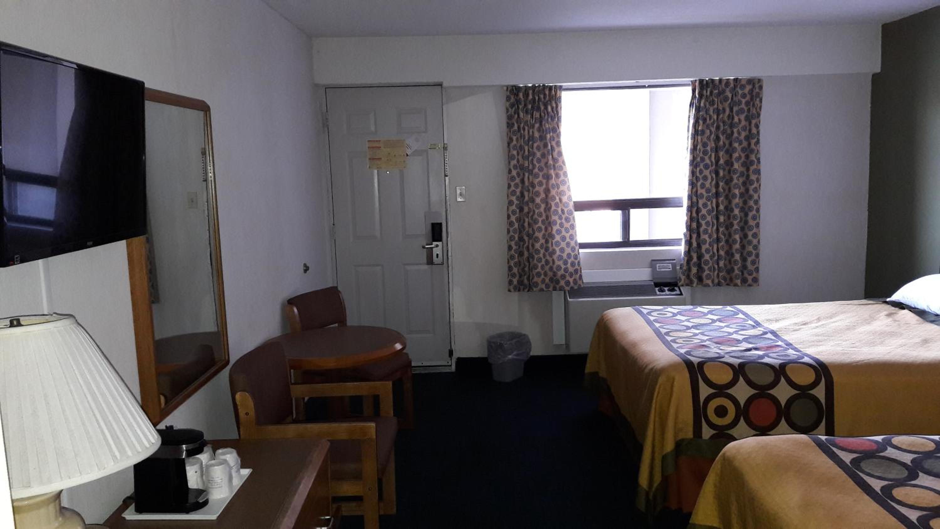Queen Room with Two Queen Beds - Non-Smoking - Photo 3