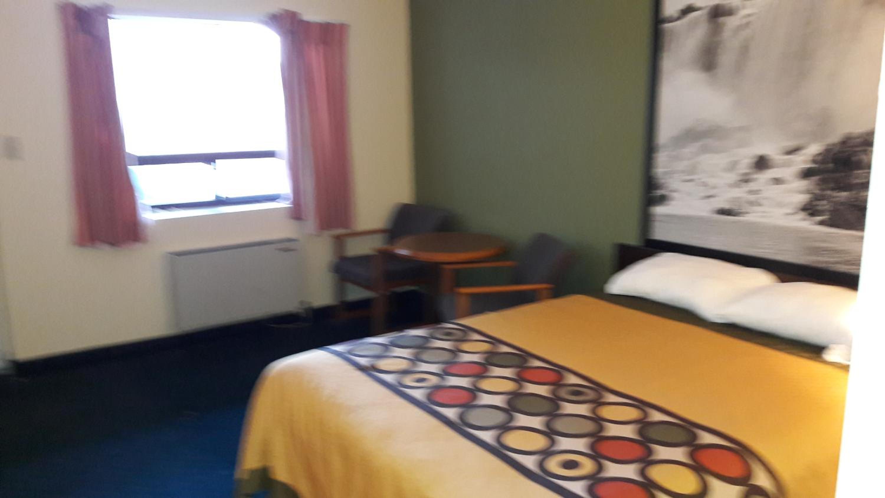 Queen Room - Non-Smoking - Photo 3