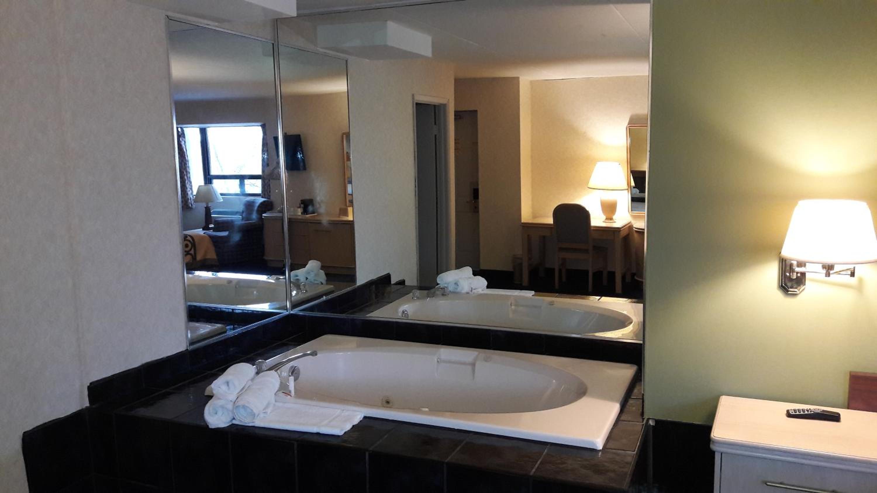 Deluxe King Room with Spa Bath- Non-Smoking - Photo 2