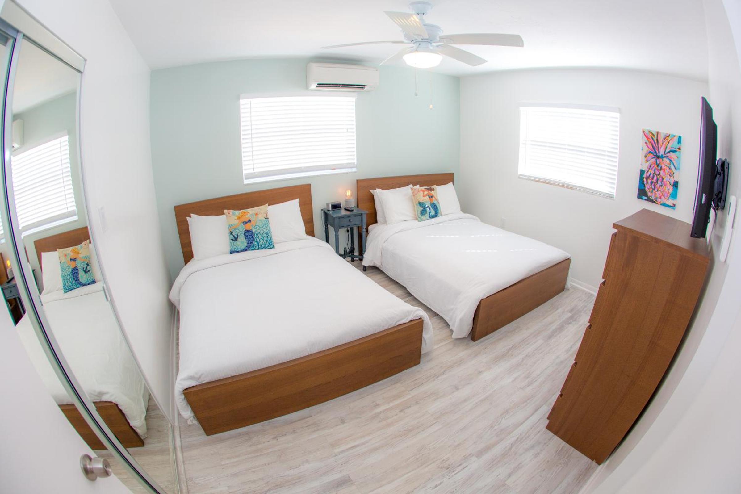 Grand Pool Side Suite Two Double Beds - Photo 2