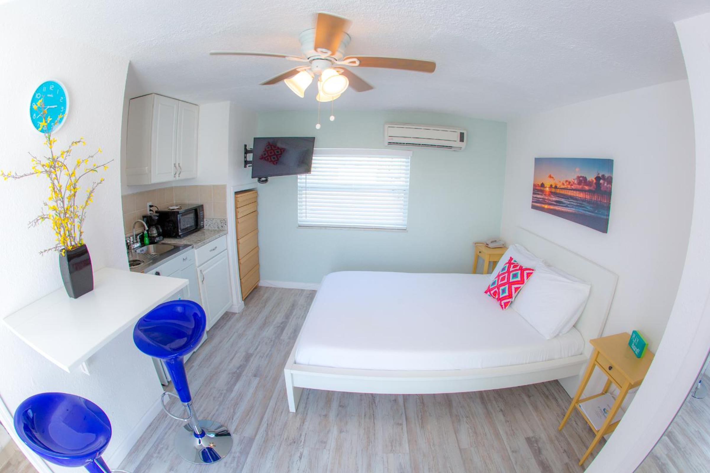 Standard Suite Queen Bed - Photo 6