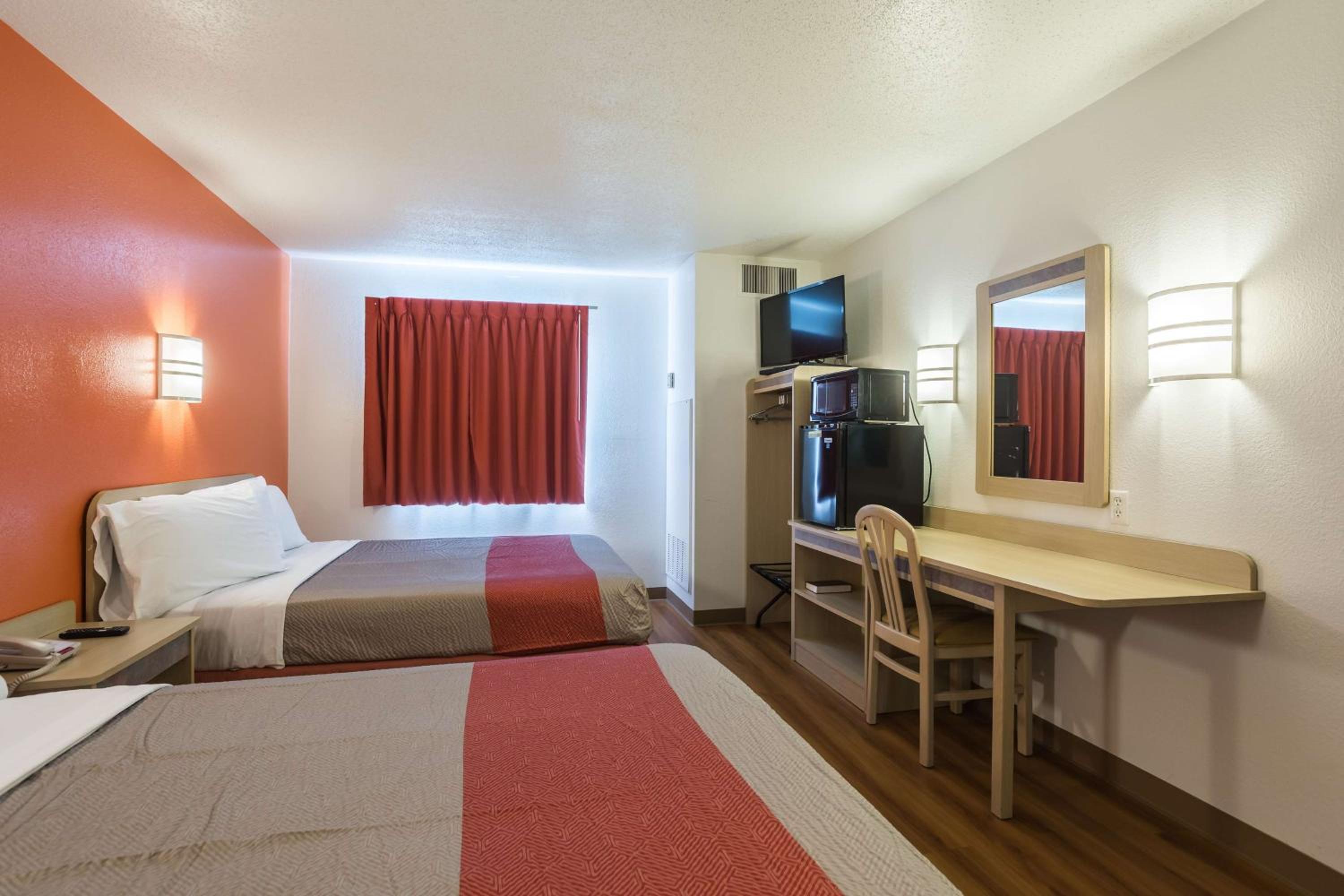 Deluxe Queen Suite - Non-Smoking photo 1