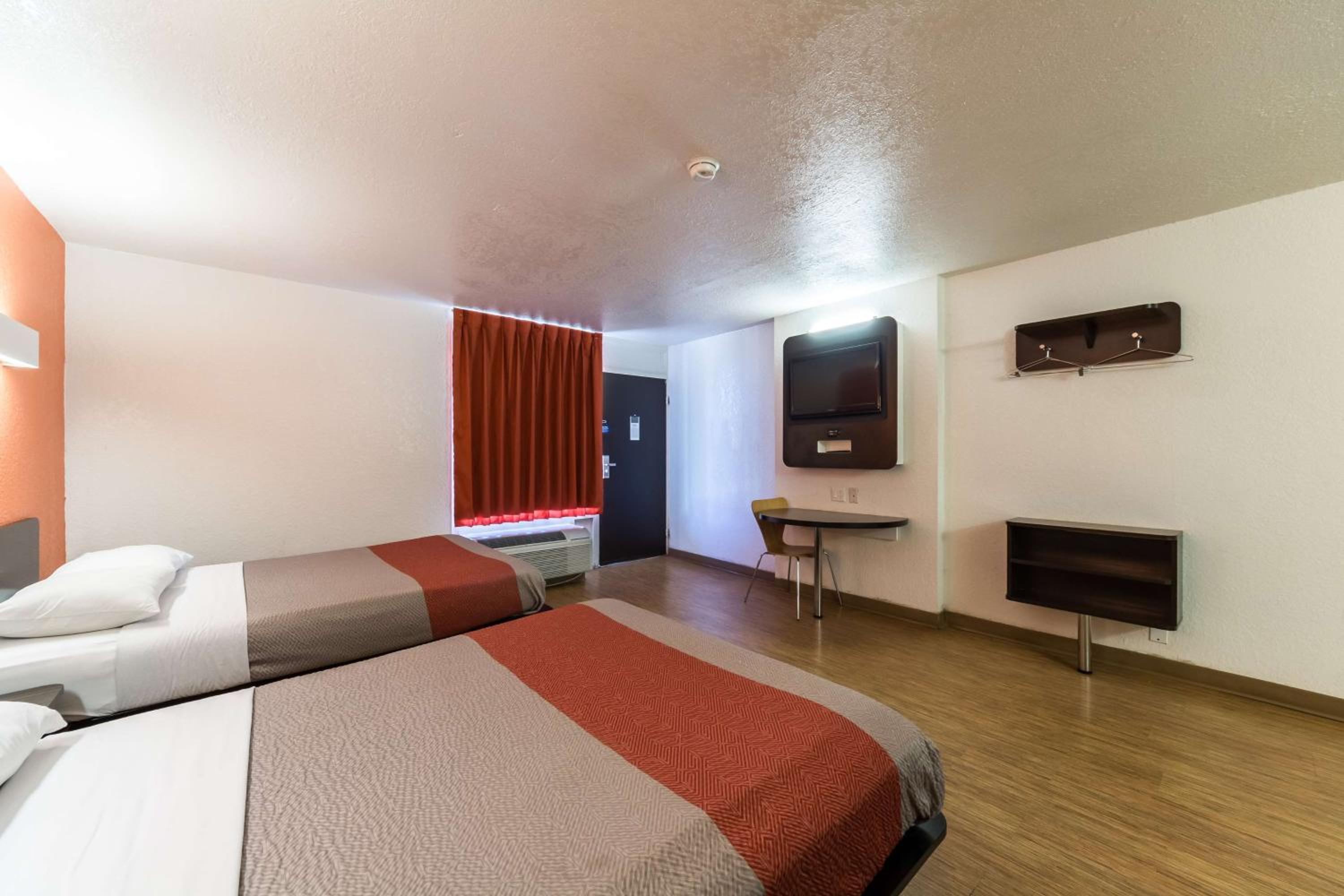 Quadruple Room - Disability Access - Non-Smoking - Photo 3