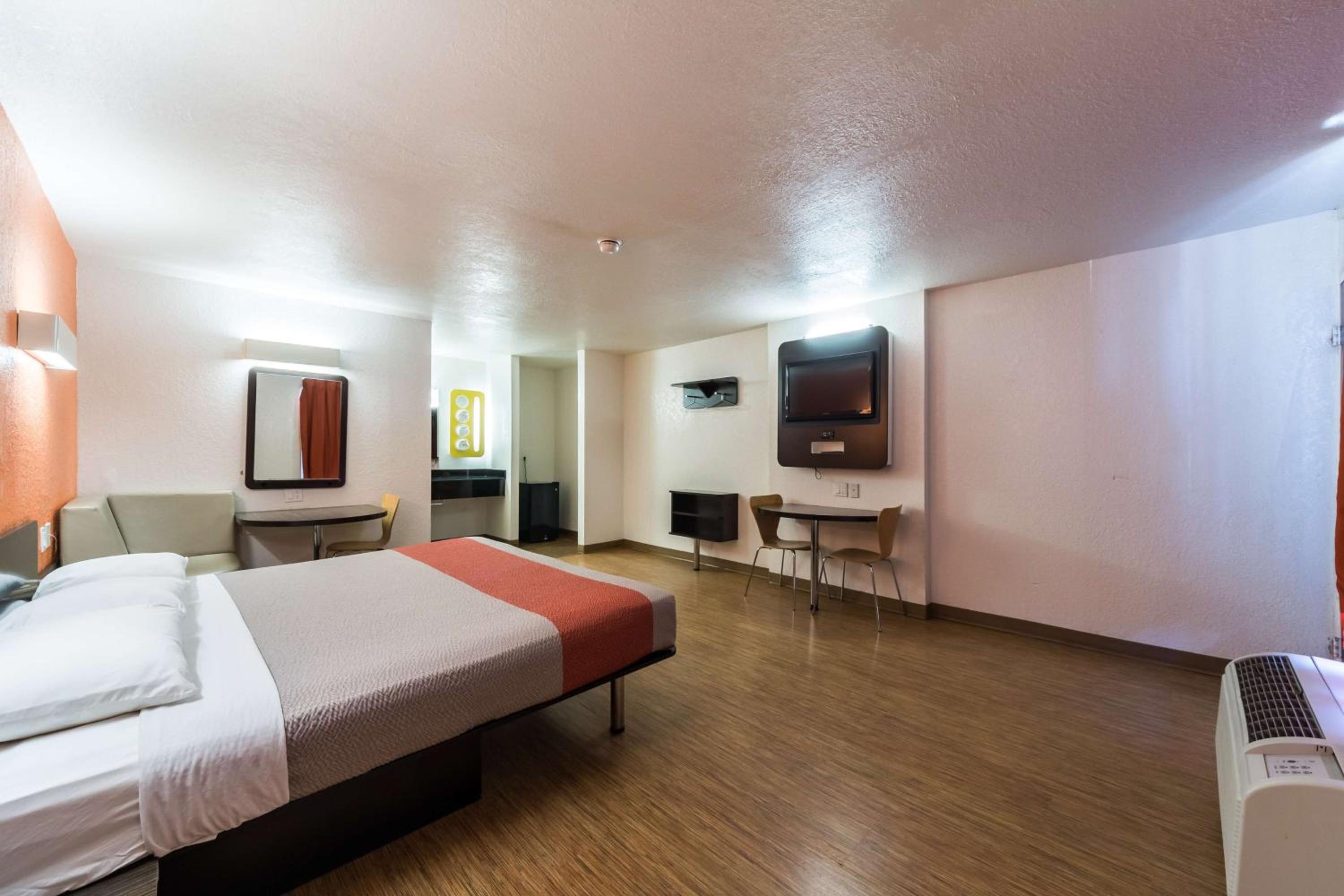 Deluxe King Room - Non-Smoking - Photo 3