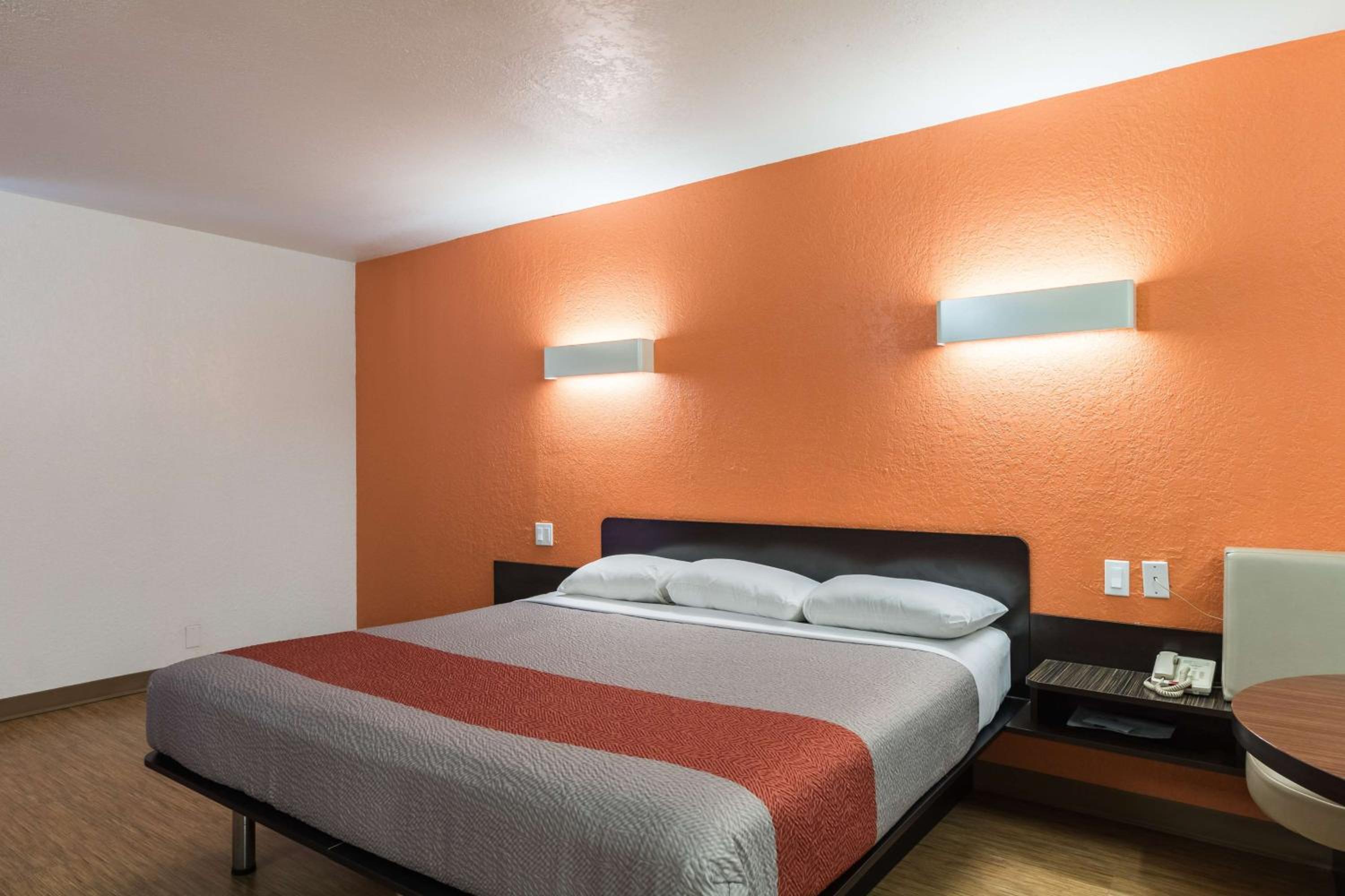 Deluxe King Room - Non-Smoking - Photo 9