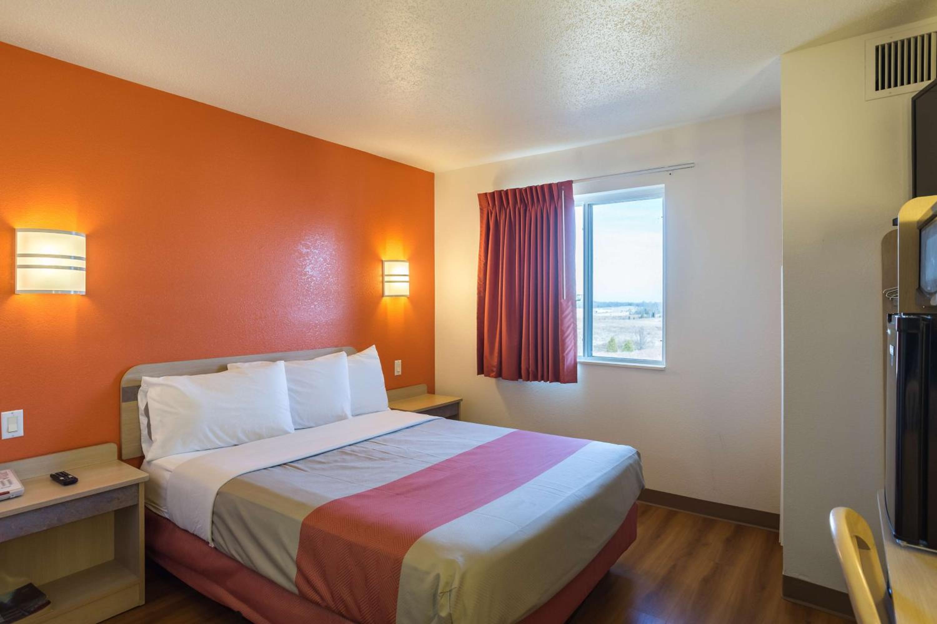 King Room - Non-Smoking photo 1