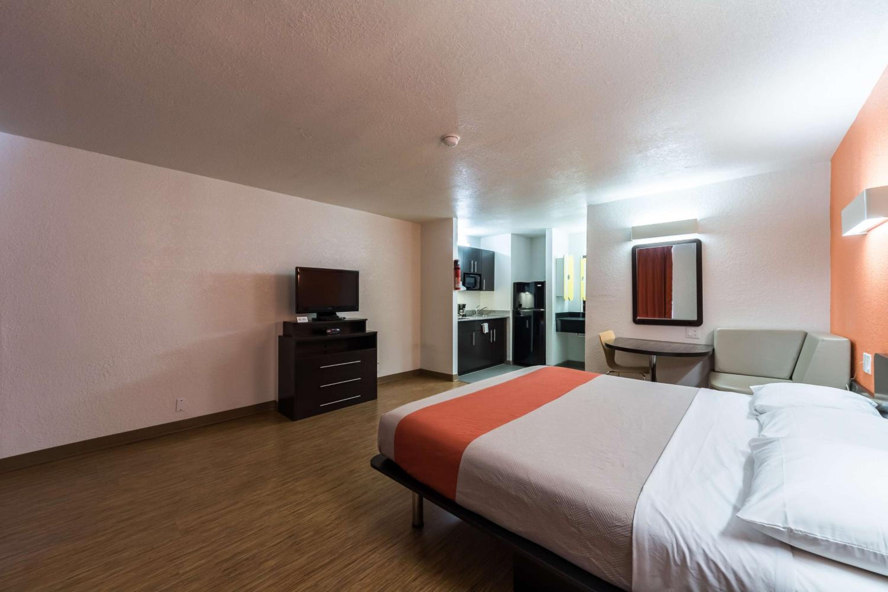 Deluxe King Room - Non-Smoking - Photo 4