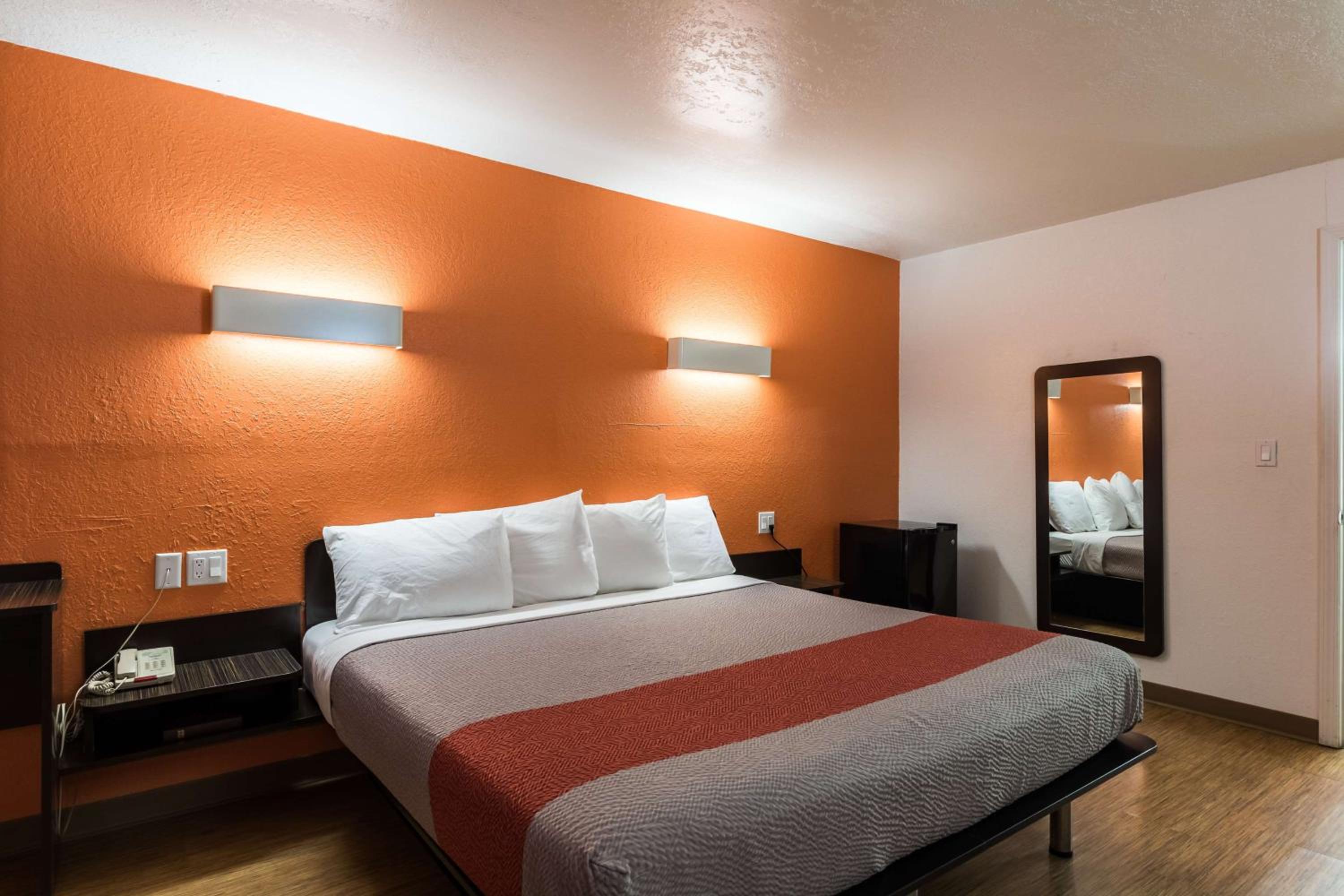 Deluxe King Room - Non-Smoking - Photo 6