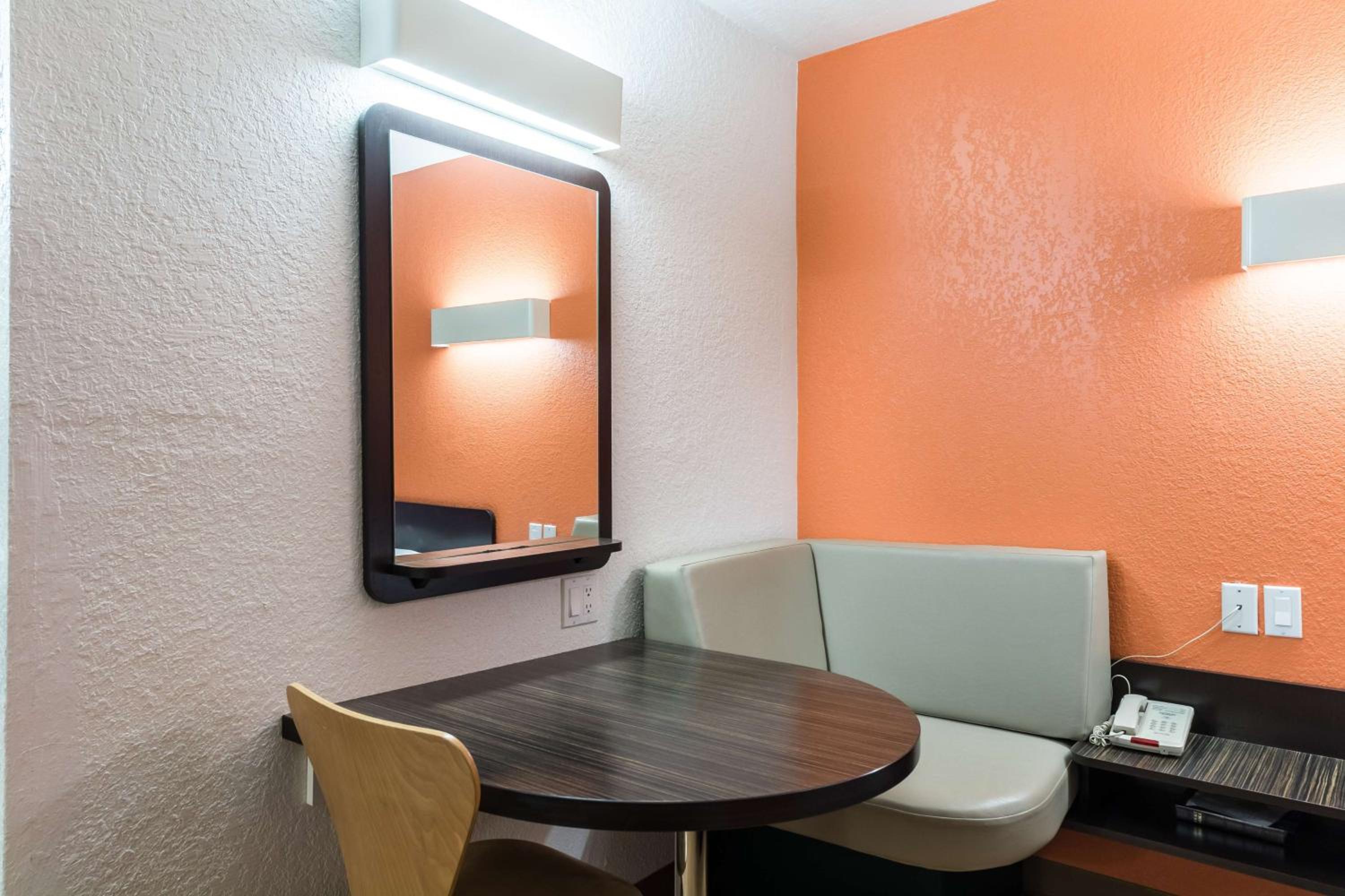 Quadruple Room - Non-Smoking - Photo 10