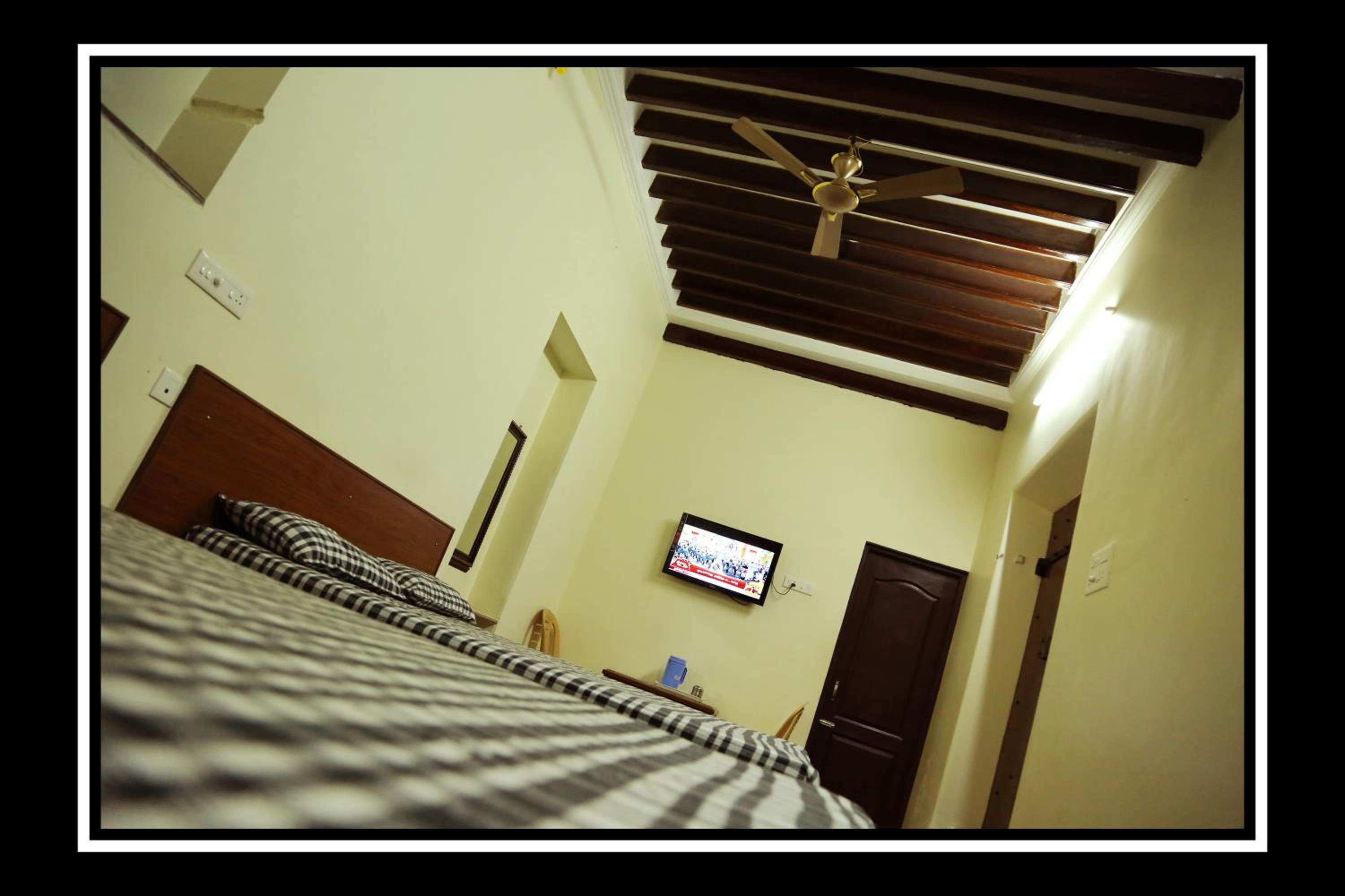 Superior Family Room - Photo 2