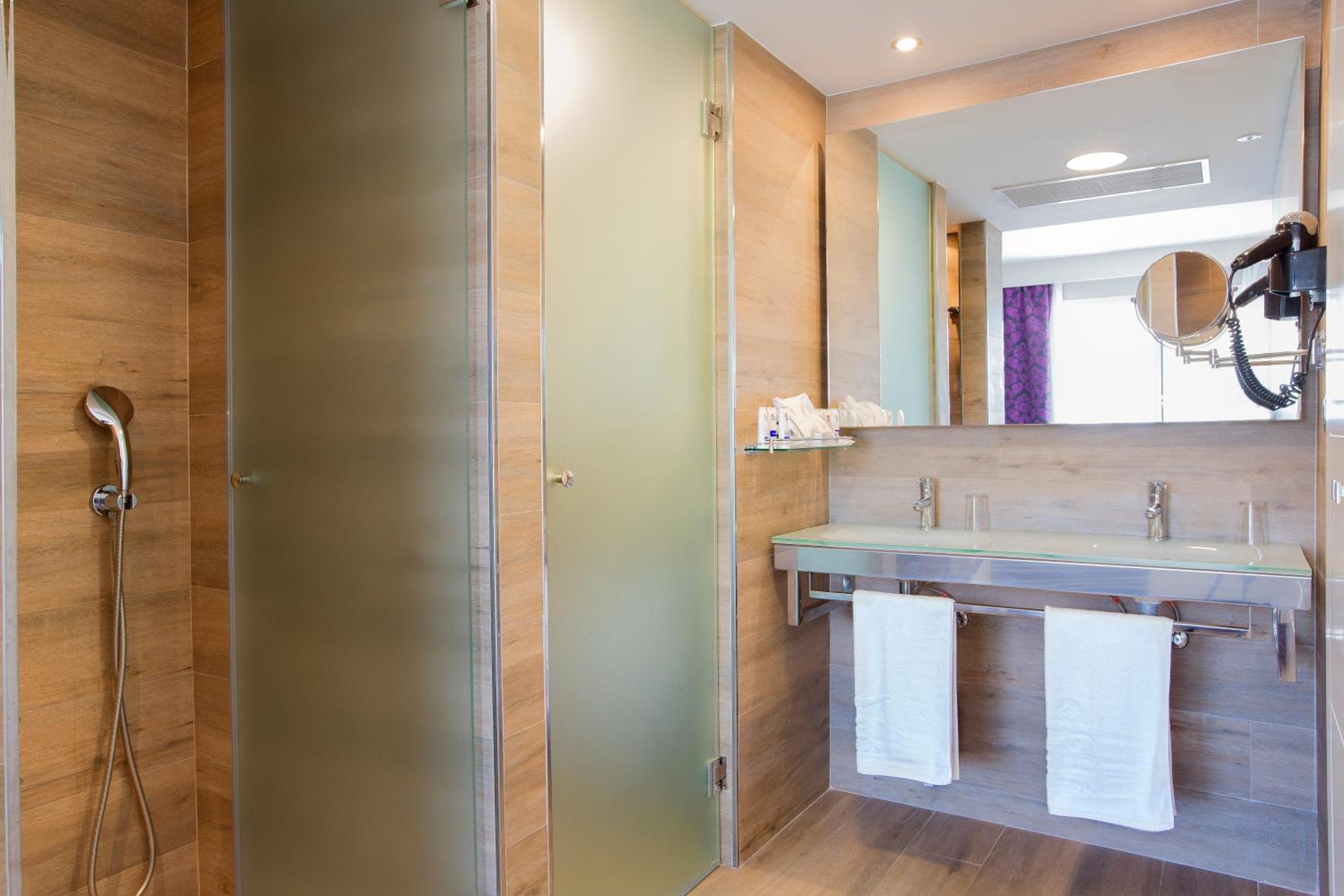 Suite (2 Adults + 1 Child) photo 2