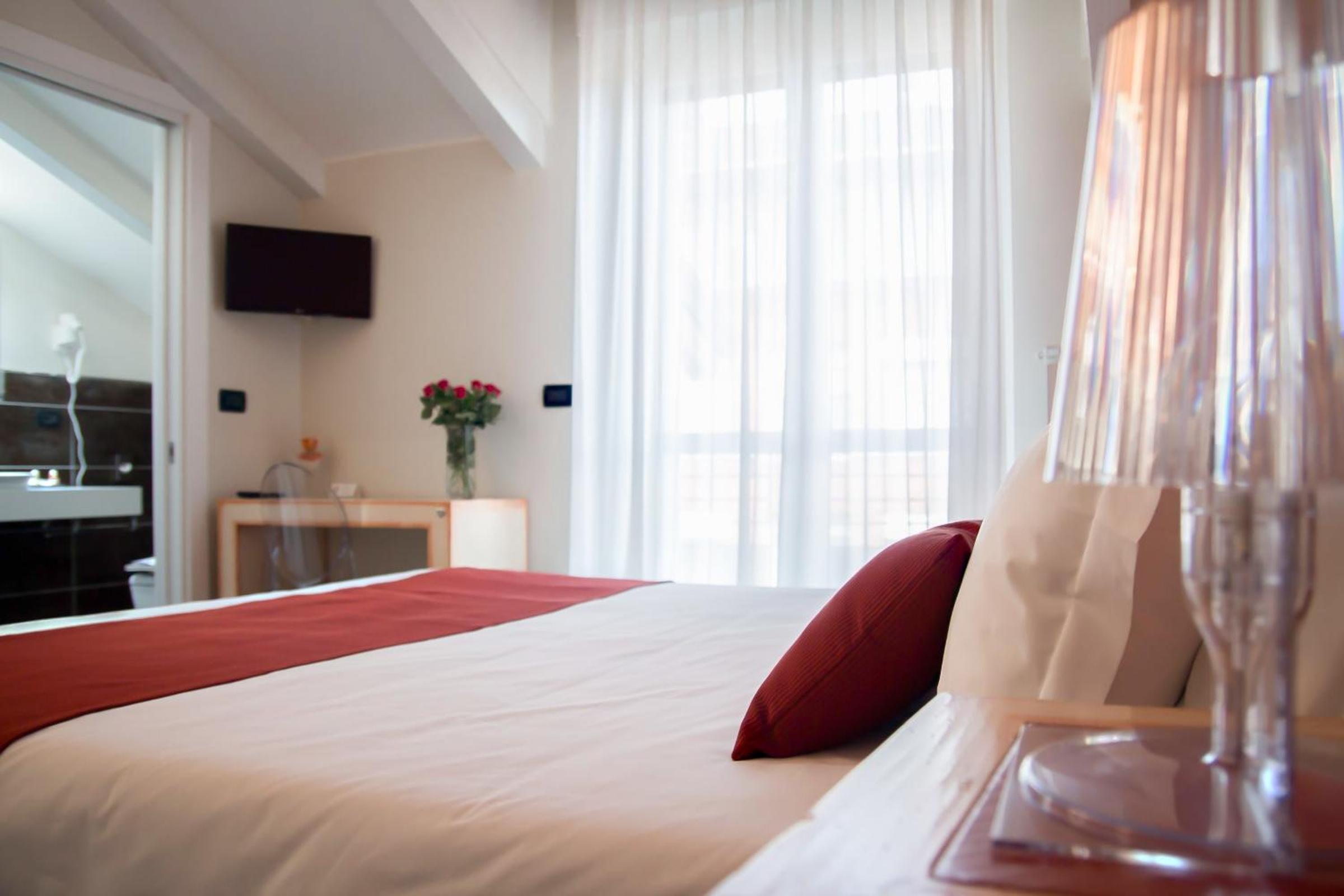 Superior Double Room with Balcony - Photo 10