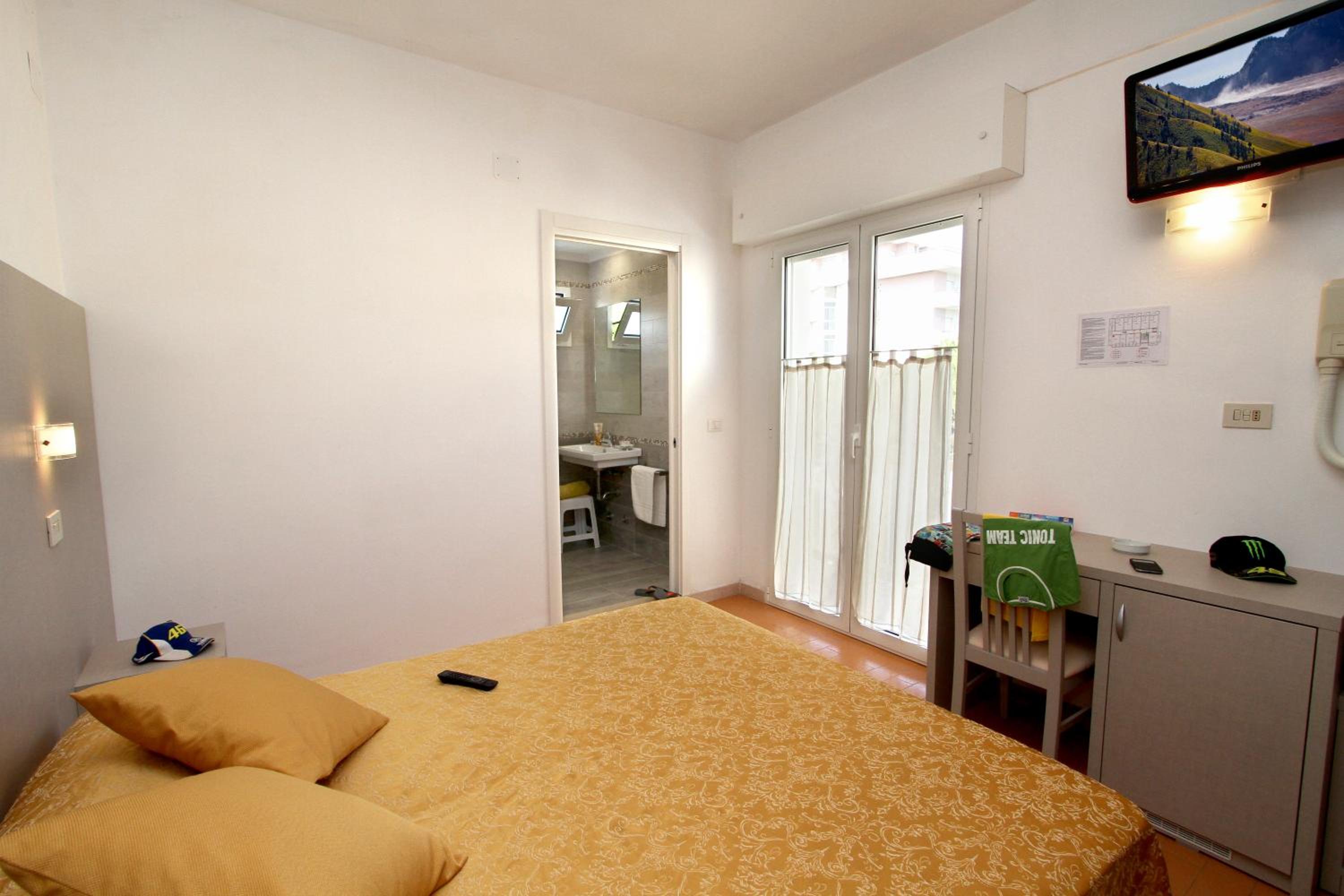 Double Room with Balcony and Lateral Sea View