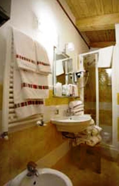 One-Bedroom Apartment (4 Adults) - Photo 2