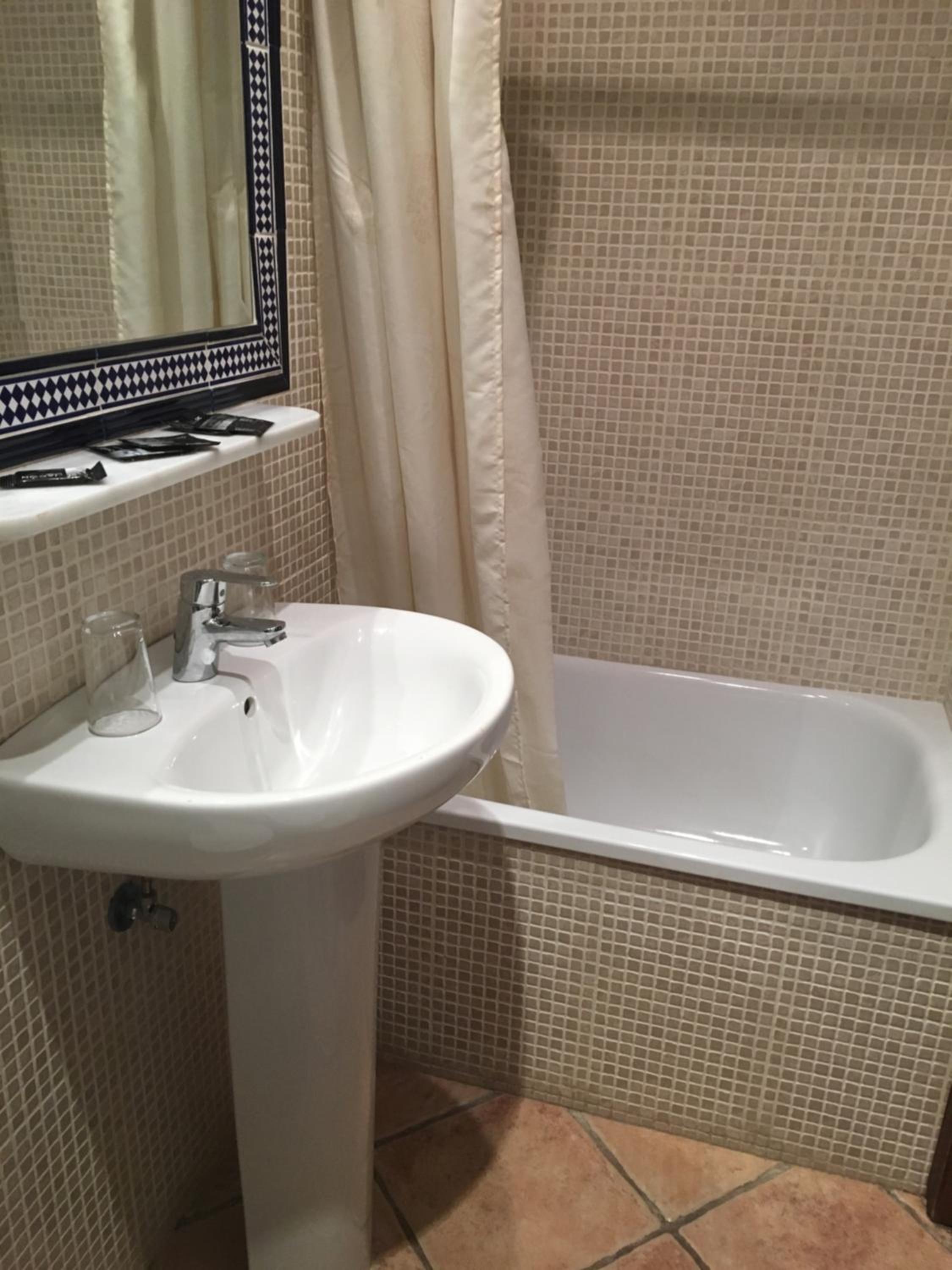 Double or Twin Room - Photo 34