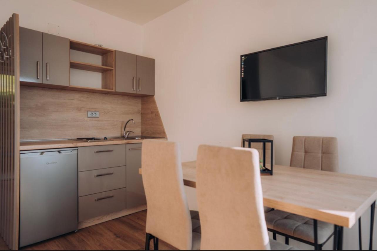 One-Bedroom Apartment with Balcony and Water View photo 2