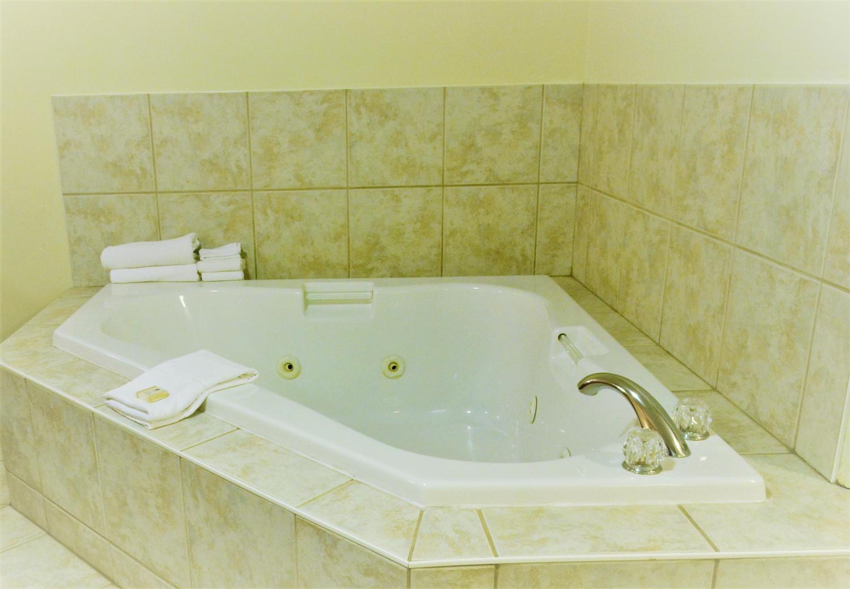 King Room with Spa Bath and Kitchenette - Smoking photo 2