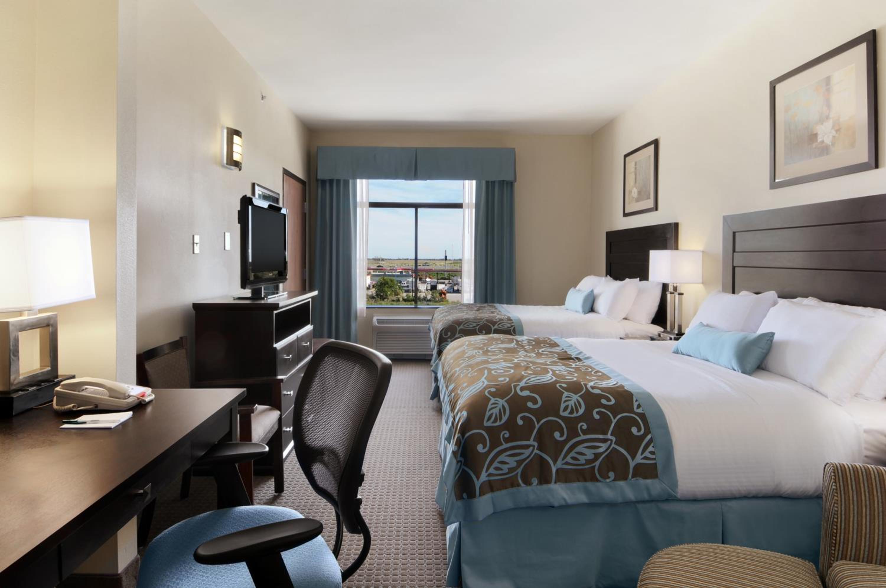 Queen Room with Two Queen Beds and Bath Tub - Mobility/Hearing Accessible - Non-Smoking - Photo 1