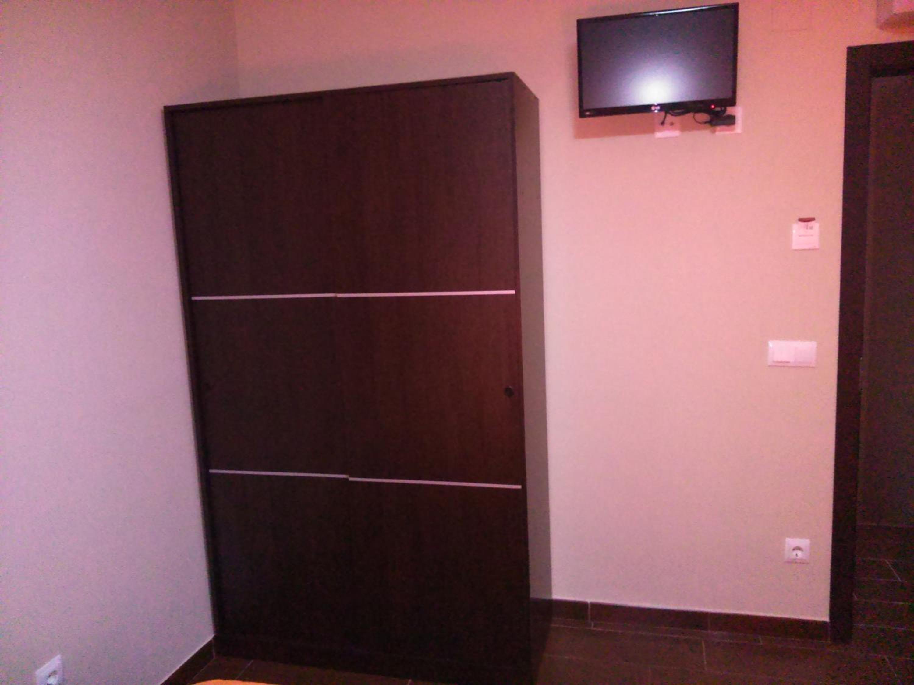 Twin Room with Bathroom - Photo 5