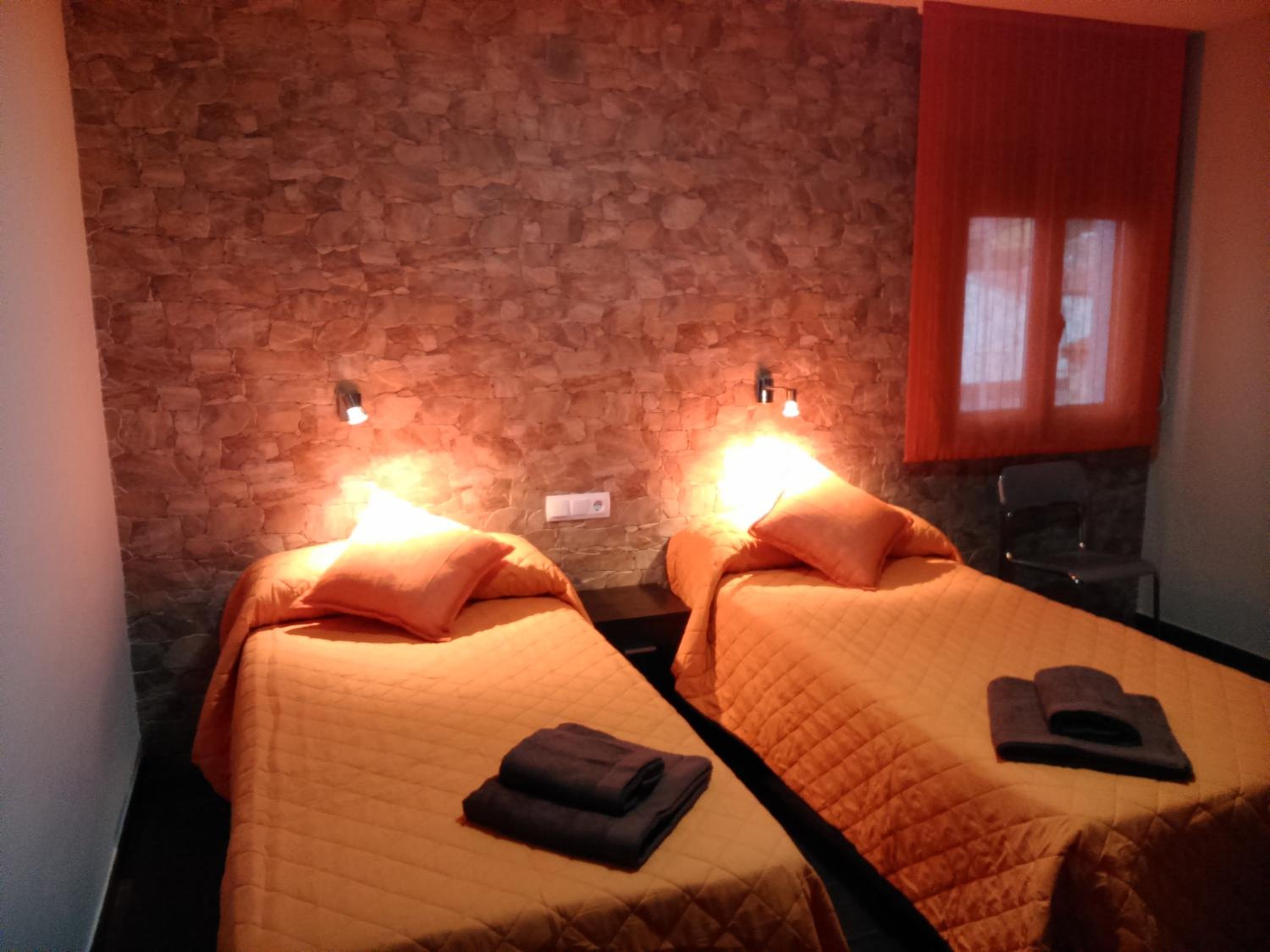 Twin Room with Bathroom - Photo 1