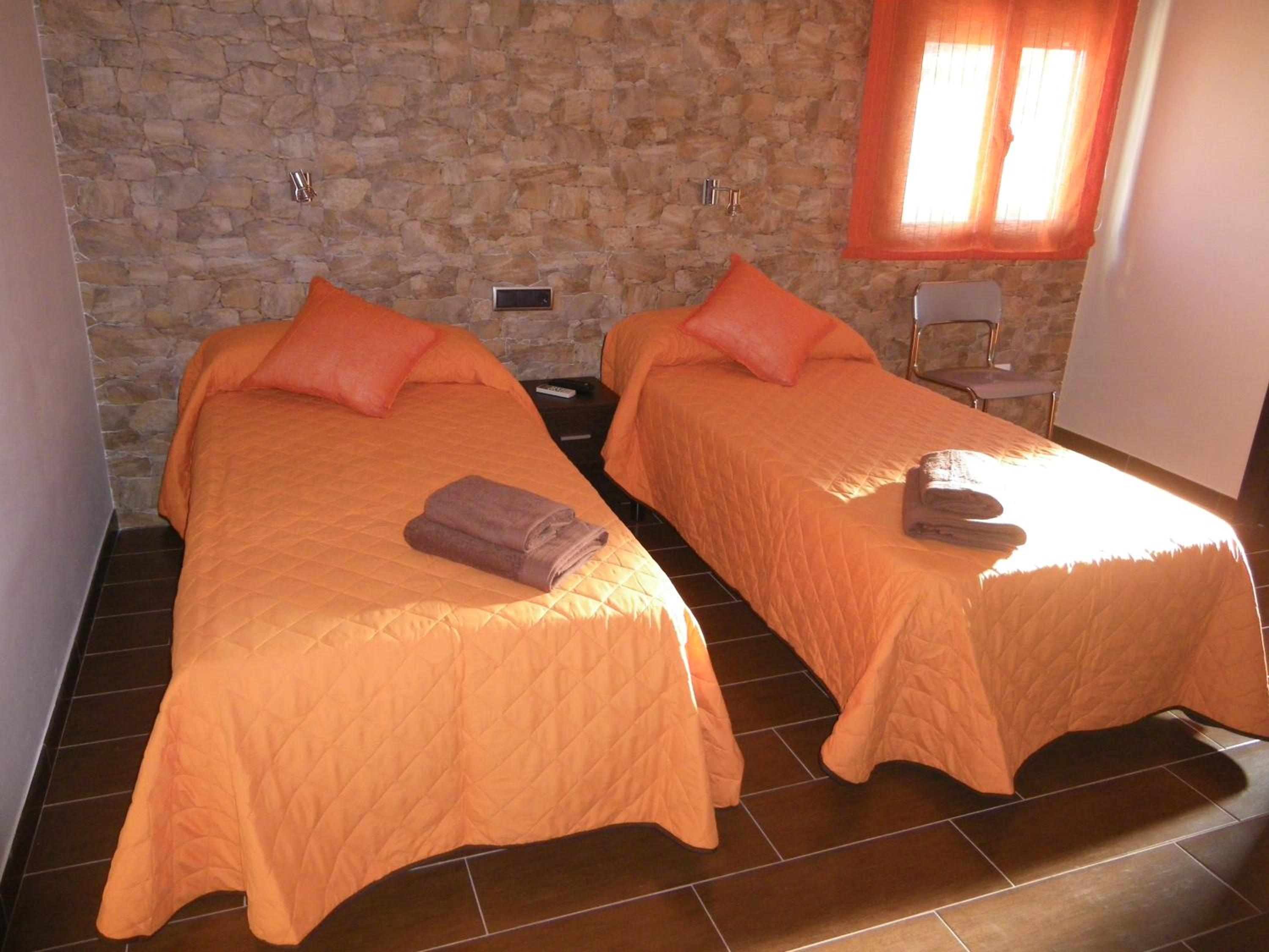Twin Room with Bathroom - Photo 7
