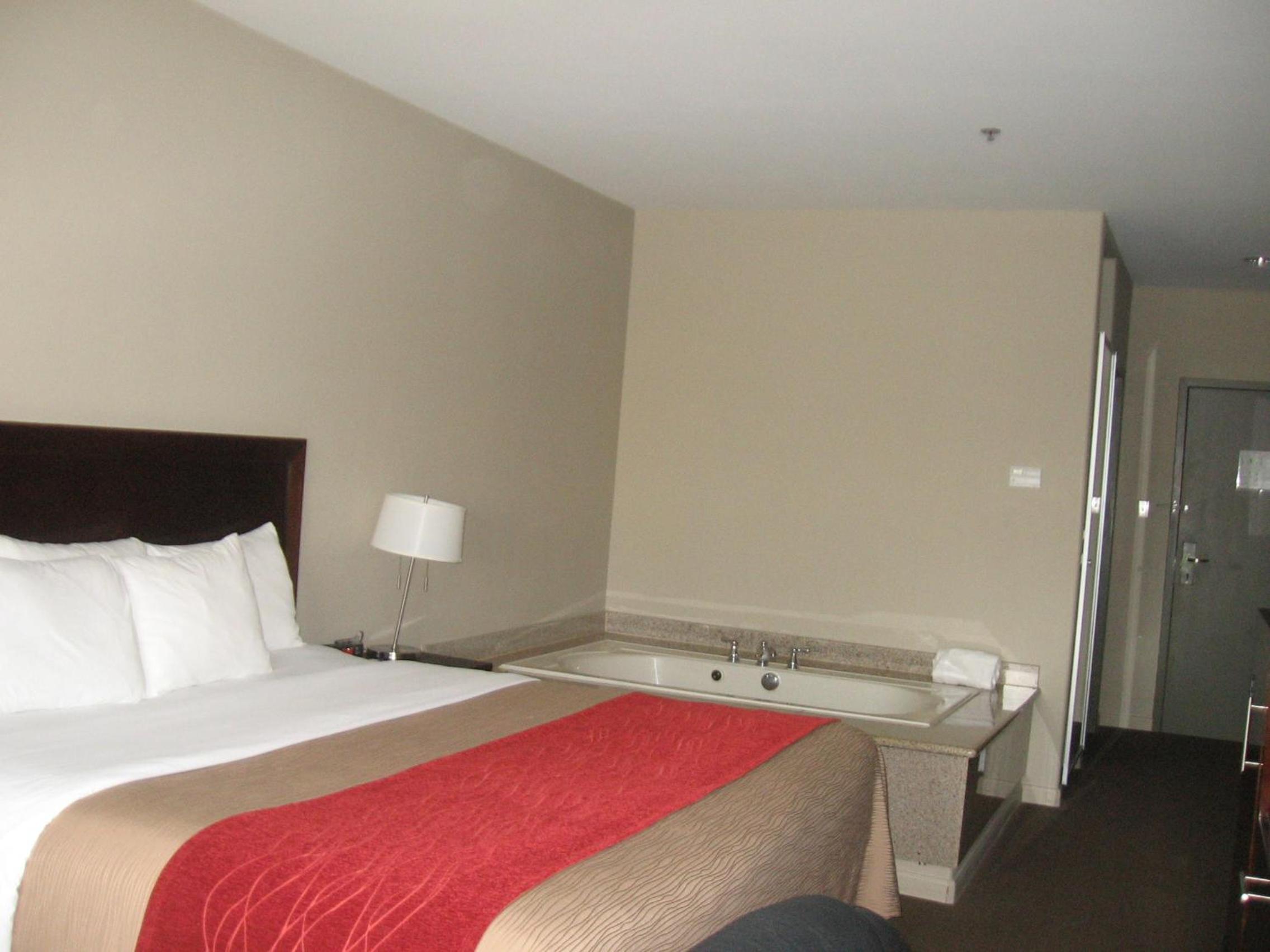Queen Room with Two Queen Beds - Non-Smoking - Photo 8