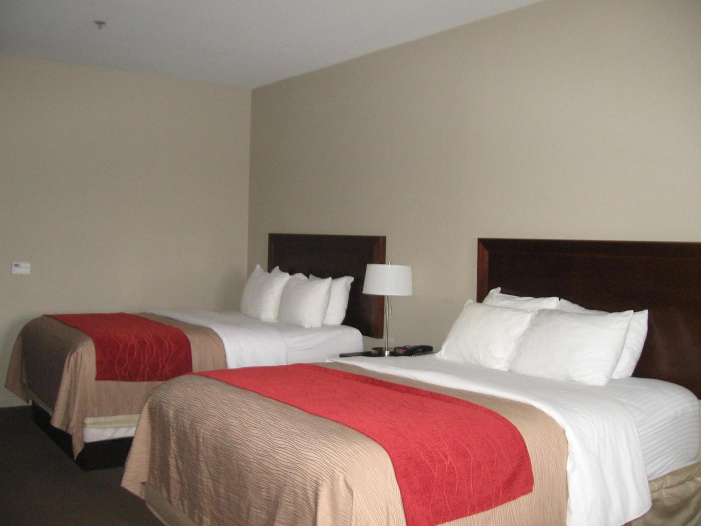 Queen Room with Two Queen Beds - Non-Smoking - Photo 9