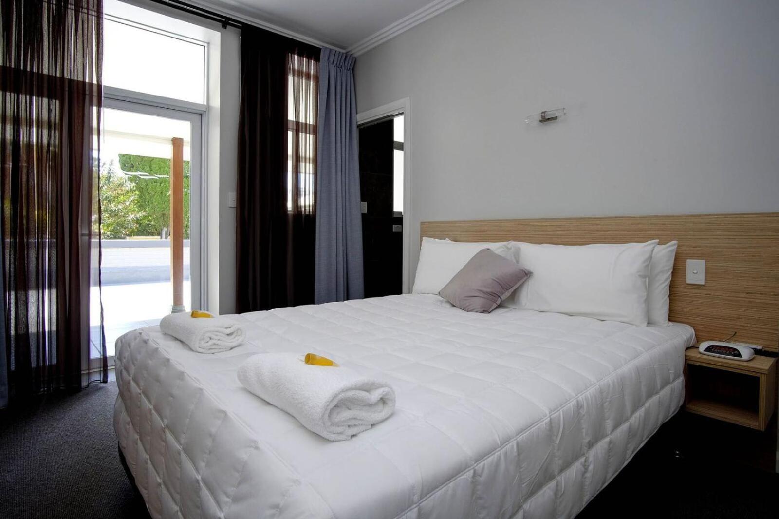 Queen Room with Private Bathroom photo 2