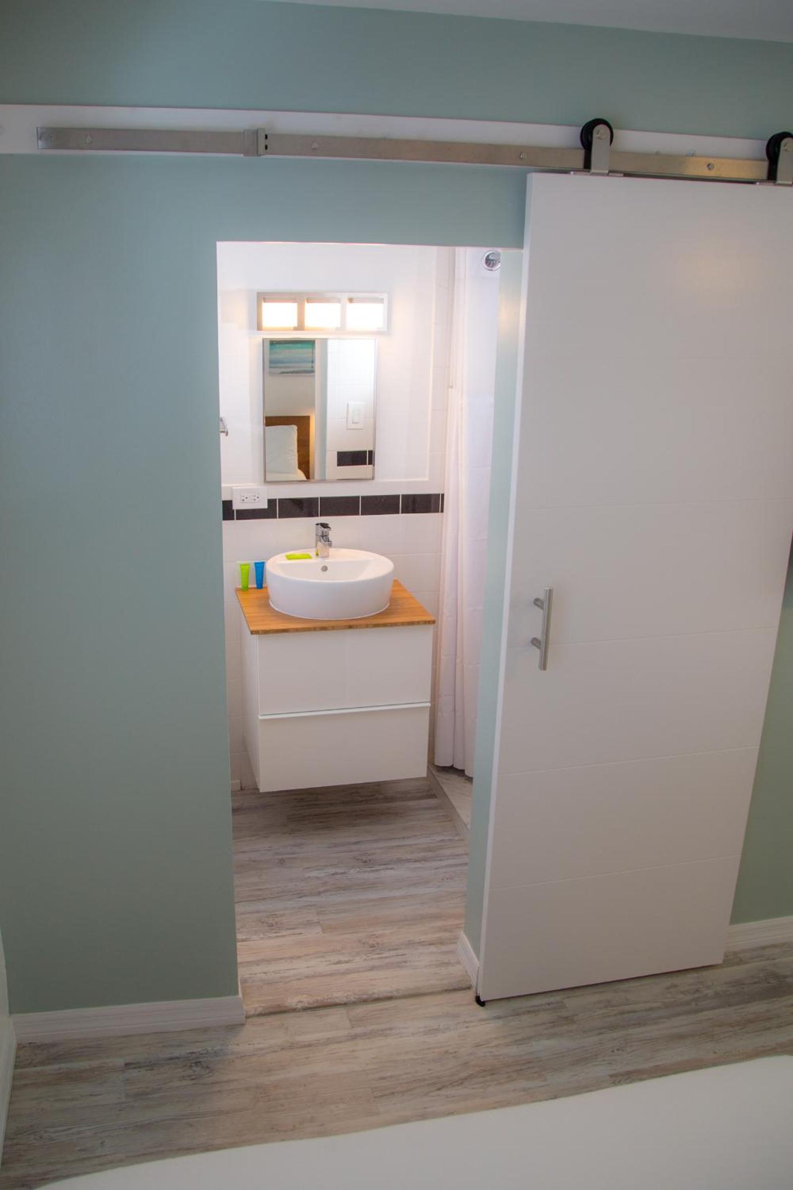 Standard Suite Queen Bed - Photo 5