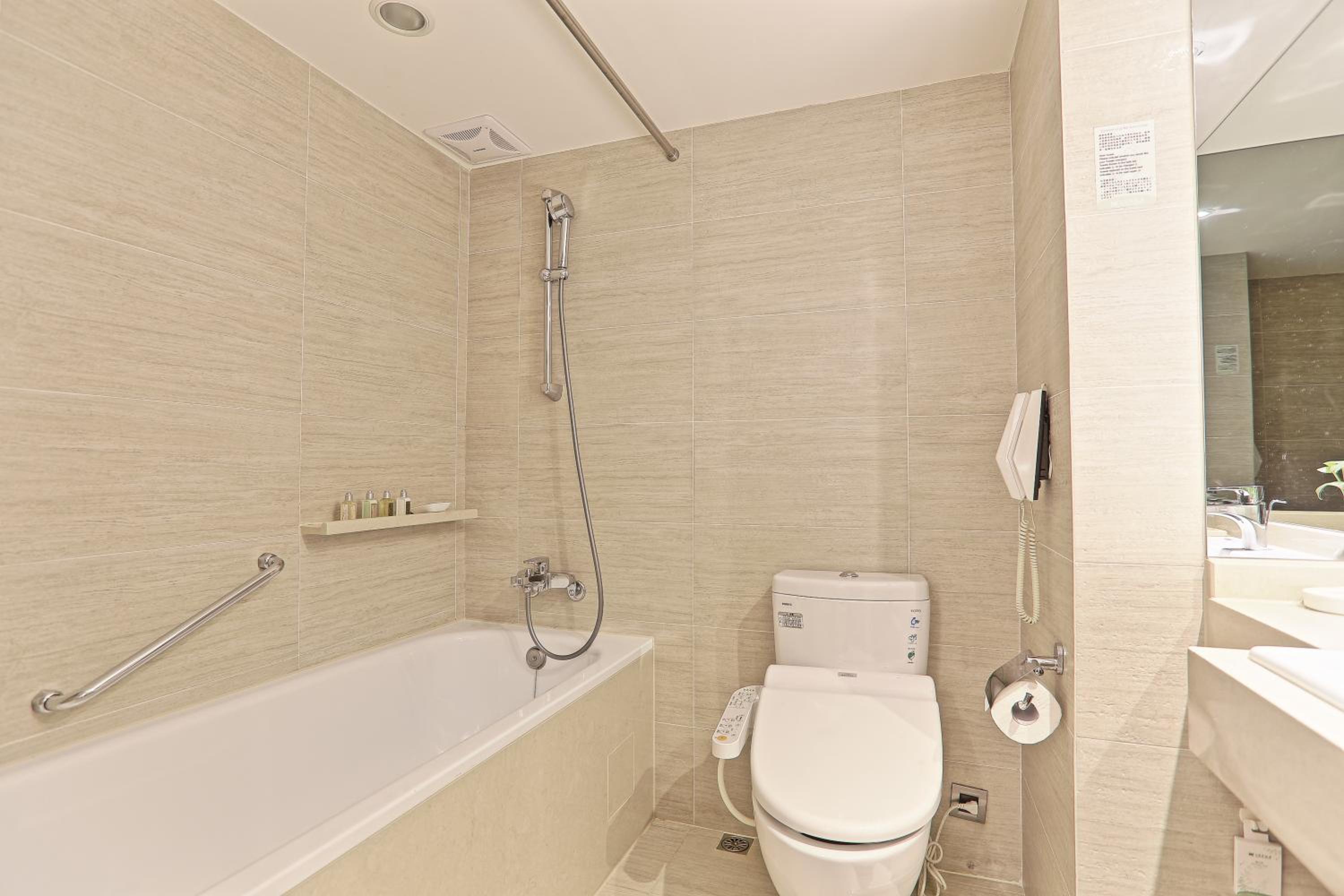 Executive Twin Room with Extra Bed photo 3