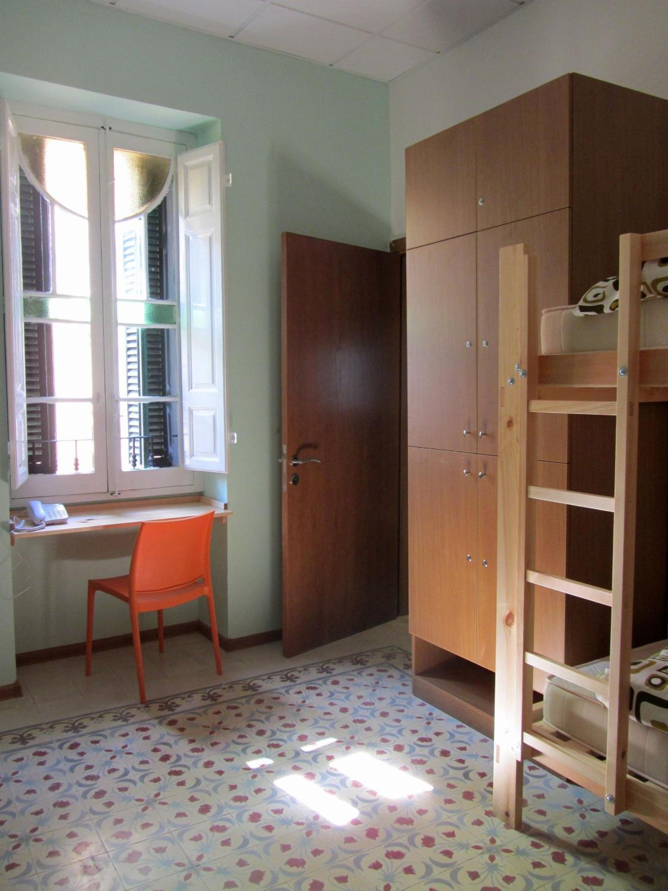 Bed in 4-Bed Mixed Dormitory Room with Private Bathroom photo 2