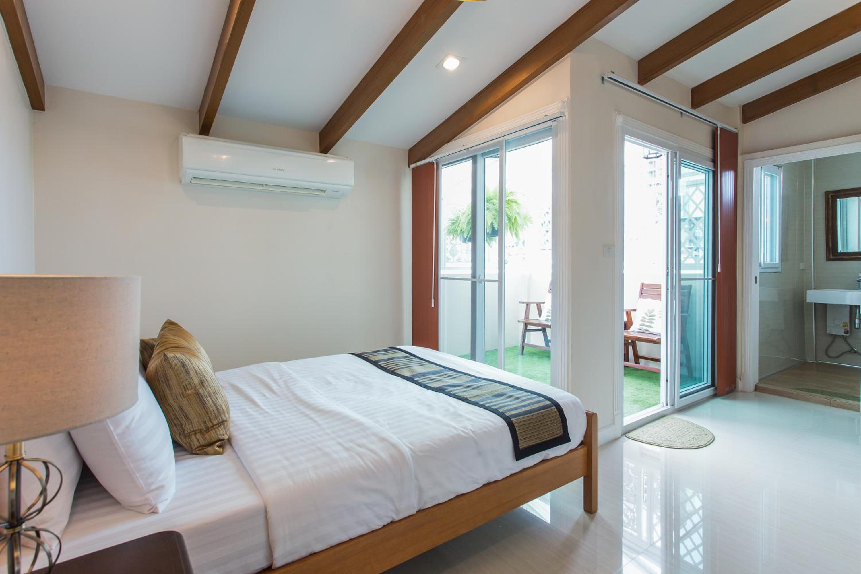 Deluxe Double Room with Balcony photo 2